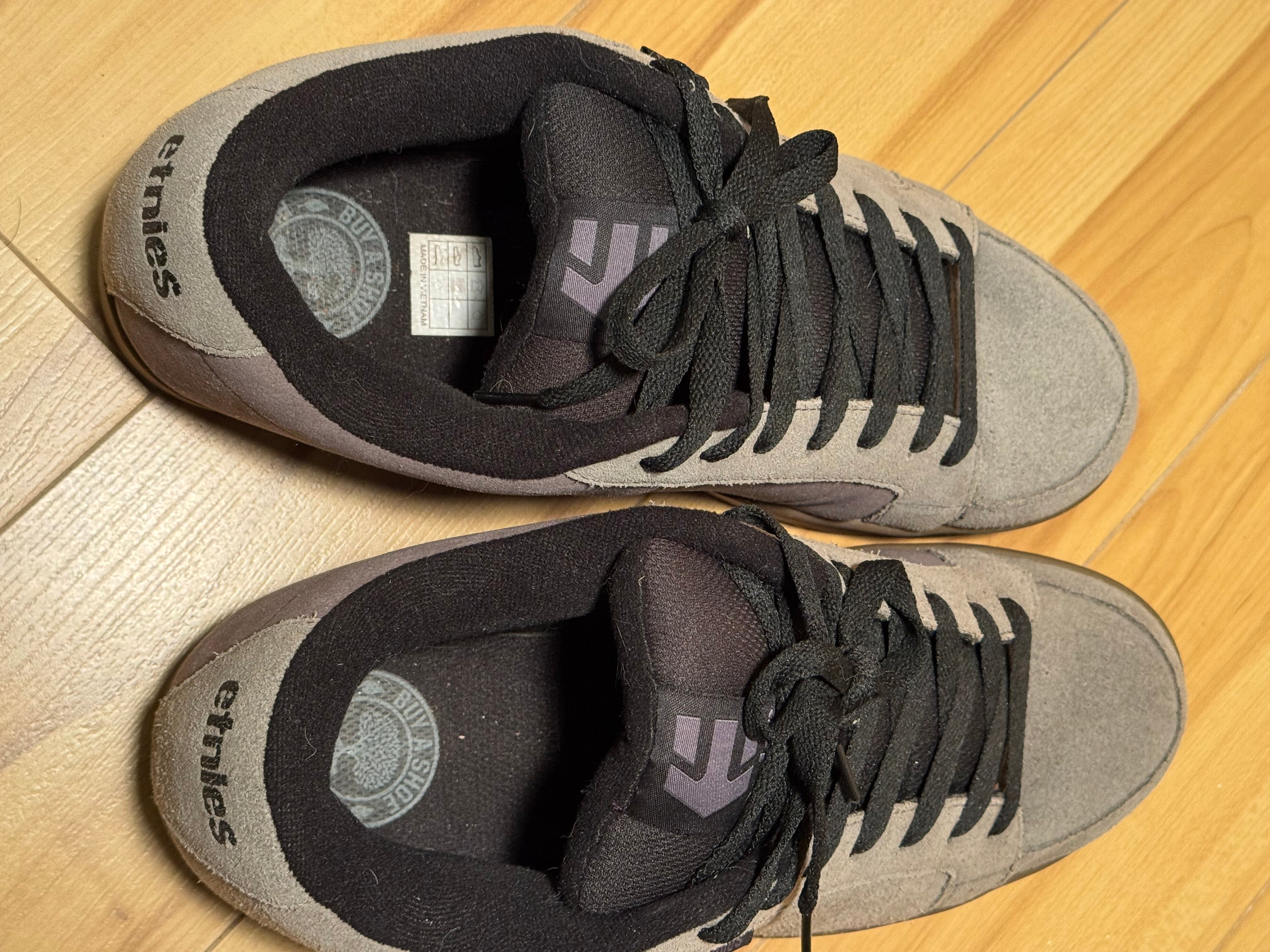 ETNIES KINGPIN SKATE SHOES- Consigned with VARDO Vintage & Valuables vvvardo.ca