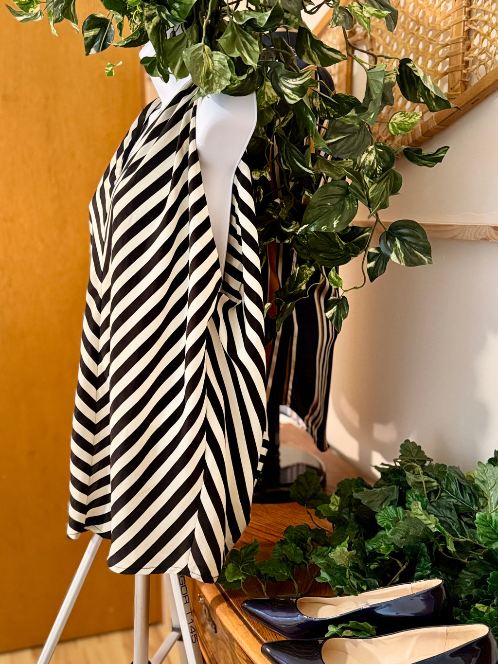 H&M SLEEVELESS BLOUSE- Consigned with VARDO Vintage & Valuables vvvardo.ca