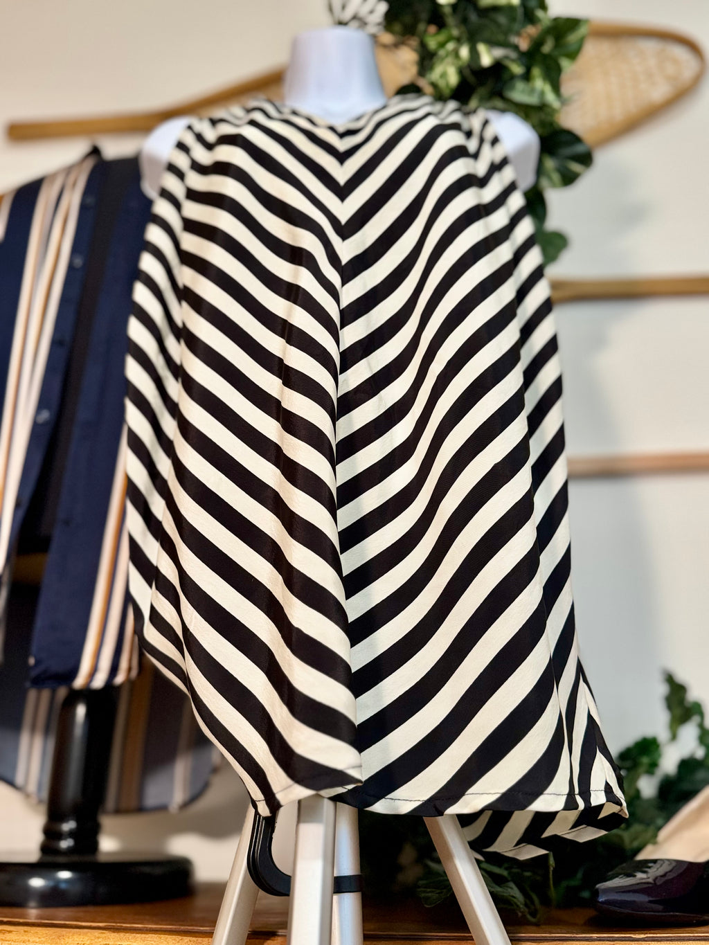 H&M SLEEVELESS BLOUSE- Consigned with VARDO Vintage & Valuables vvvardo.ca