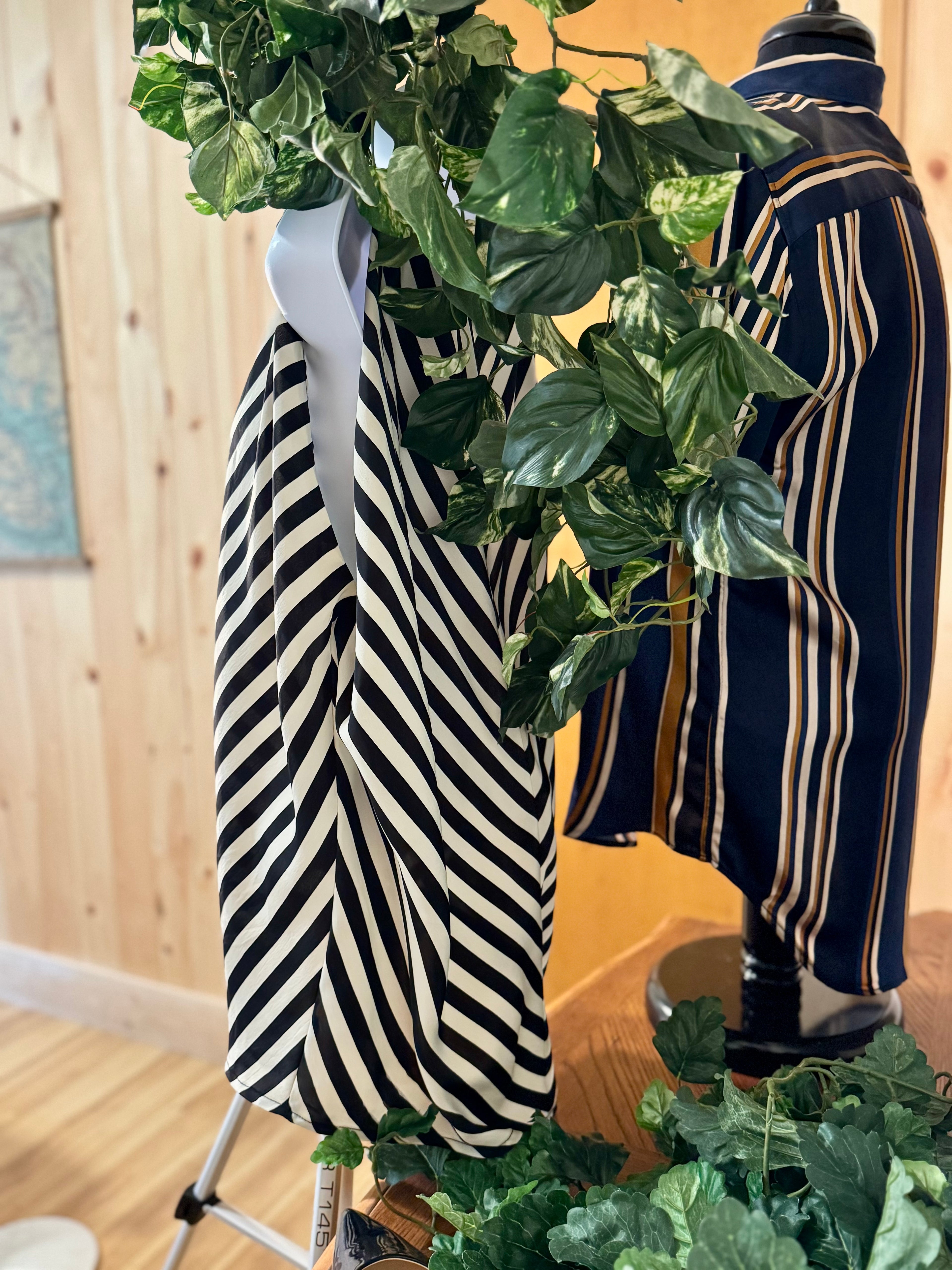 H&M SLEEVELESS BLOUSE- Consigned with VARDO Vintage & Valuables vvvardo.ca