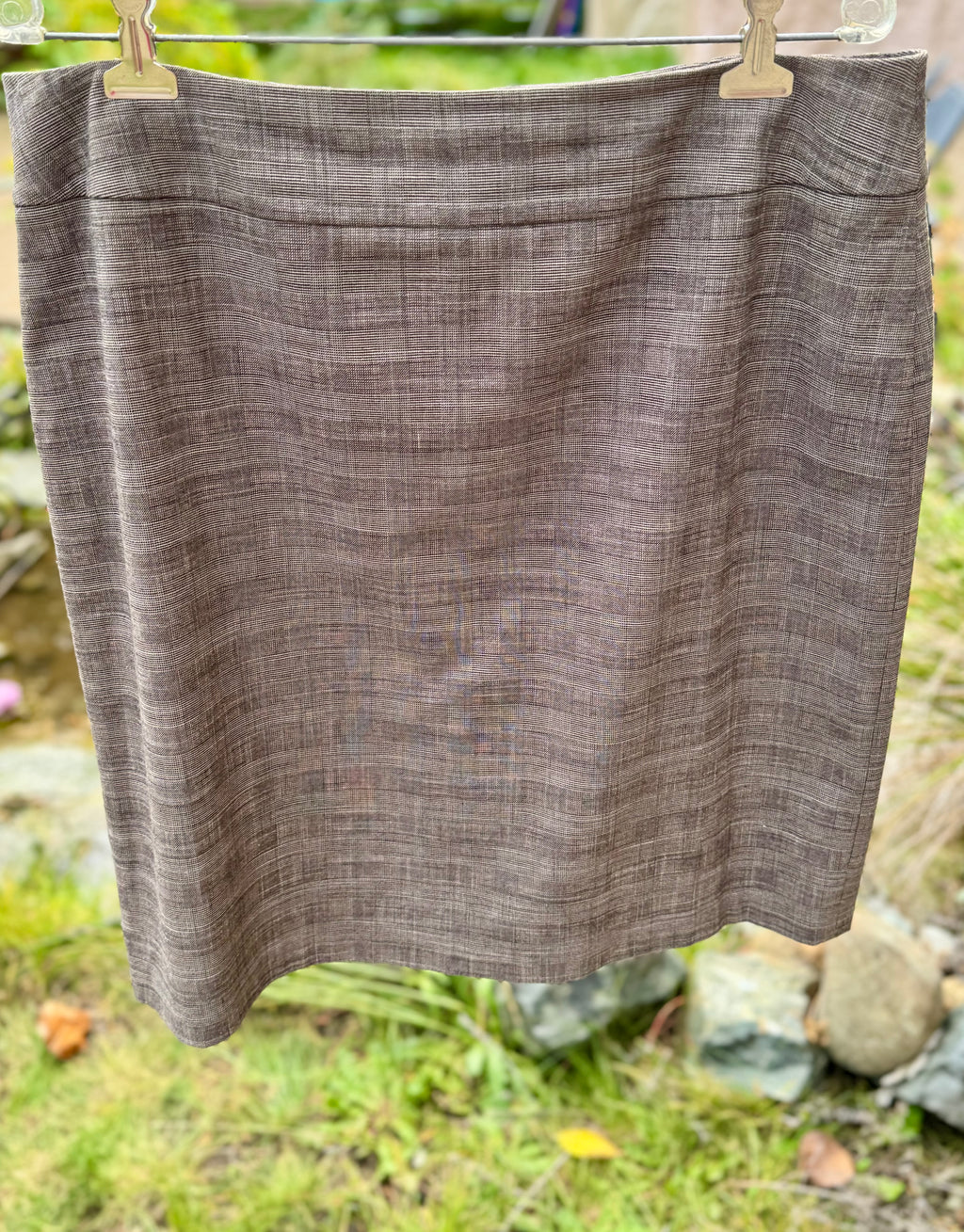 SMART LOOKING STRAIGHT SKIRT - Consigned with VARDO Vintage & Valuables vvvardo.ca