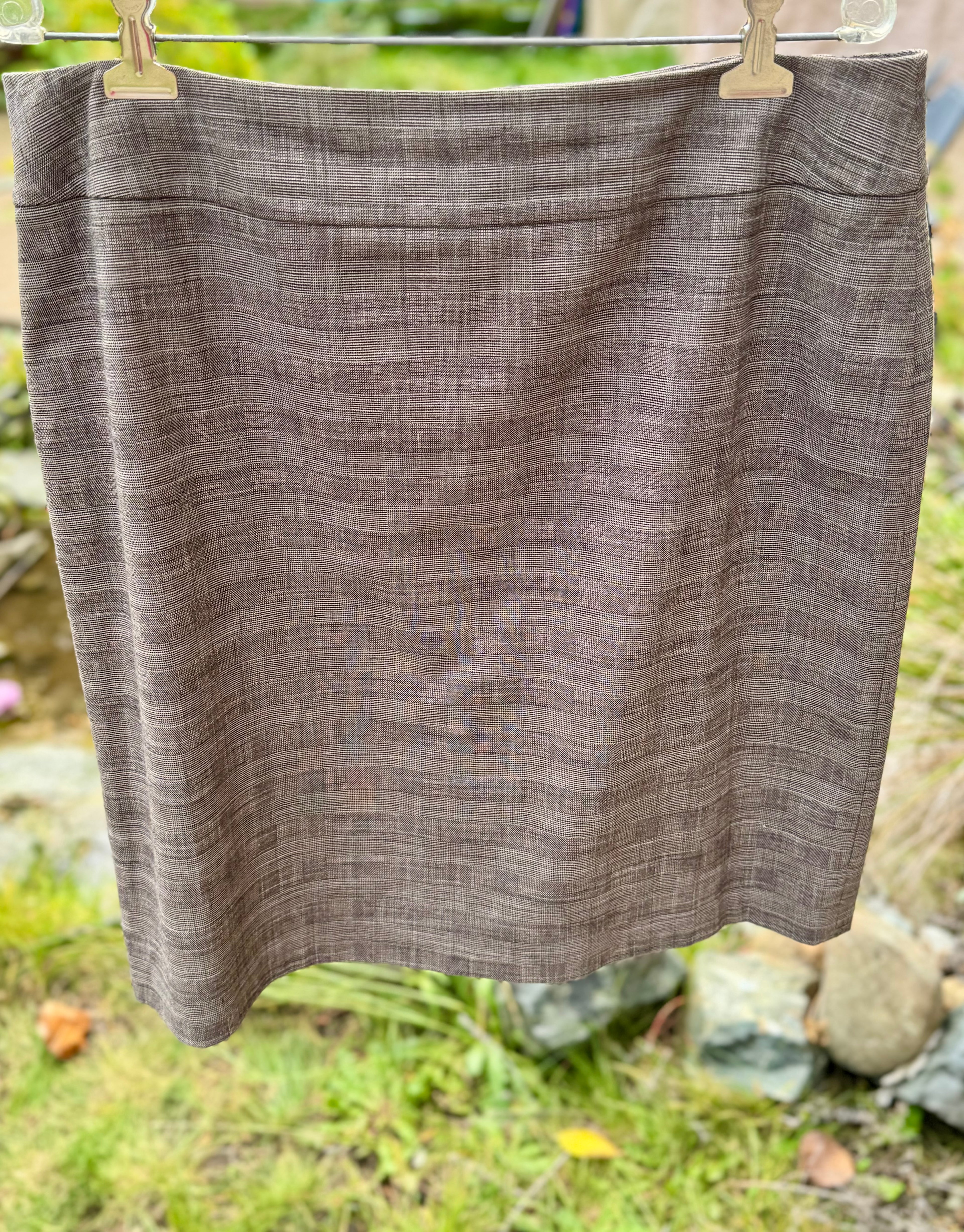 SMART LOOKING STRAIGHT SKIRT - Consigned with VARDO Vintage & Valuables vvvardo.ca