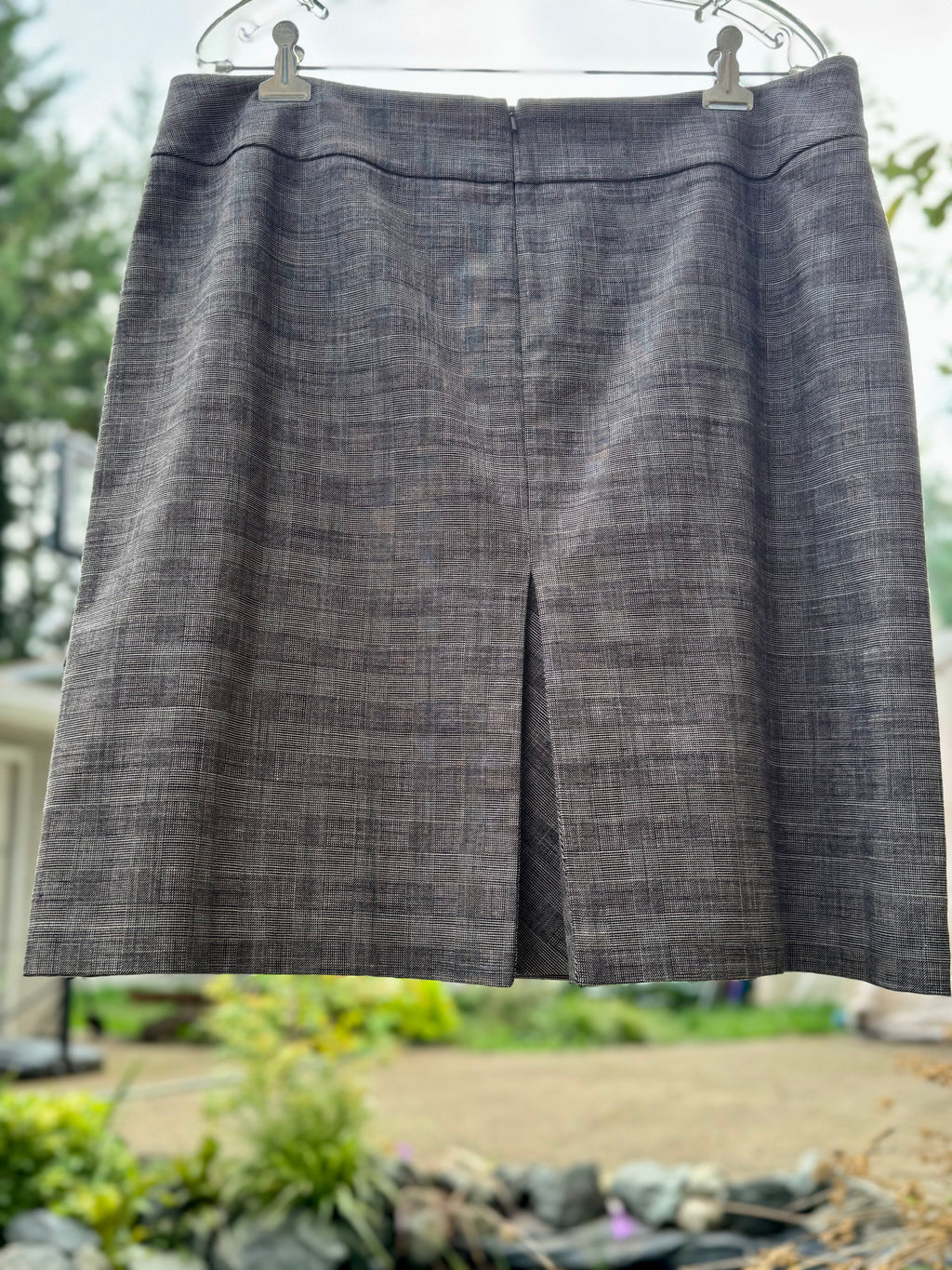 SMART LOOKING STRAIGHT SKIRT - Consigned with VARDO Vintage & Valuables vvvardo.ca