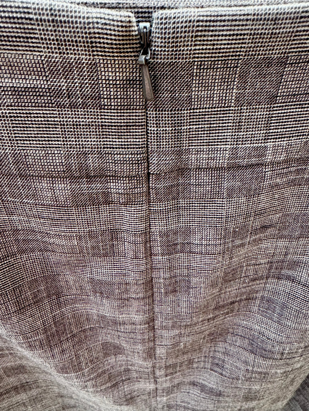 SMART LOOKING STRAIGHT SKIRT - Consigned with VARDO Vintage & Valuables vvvardo.ca