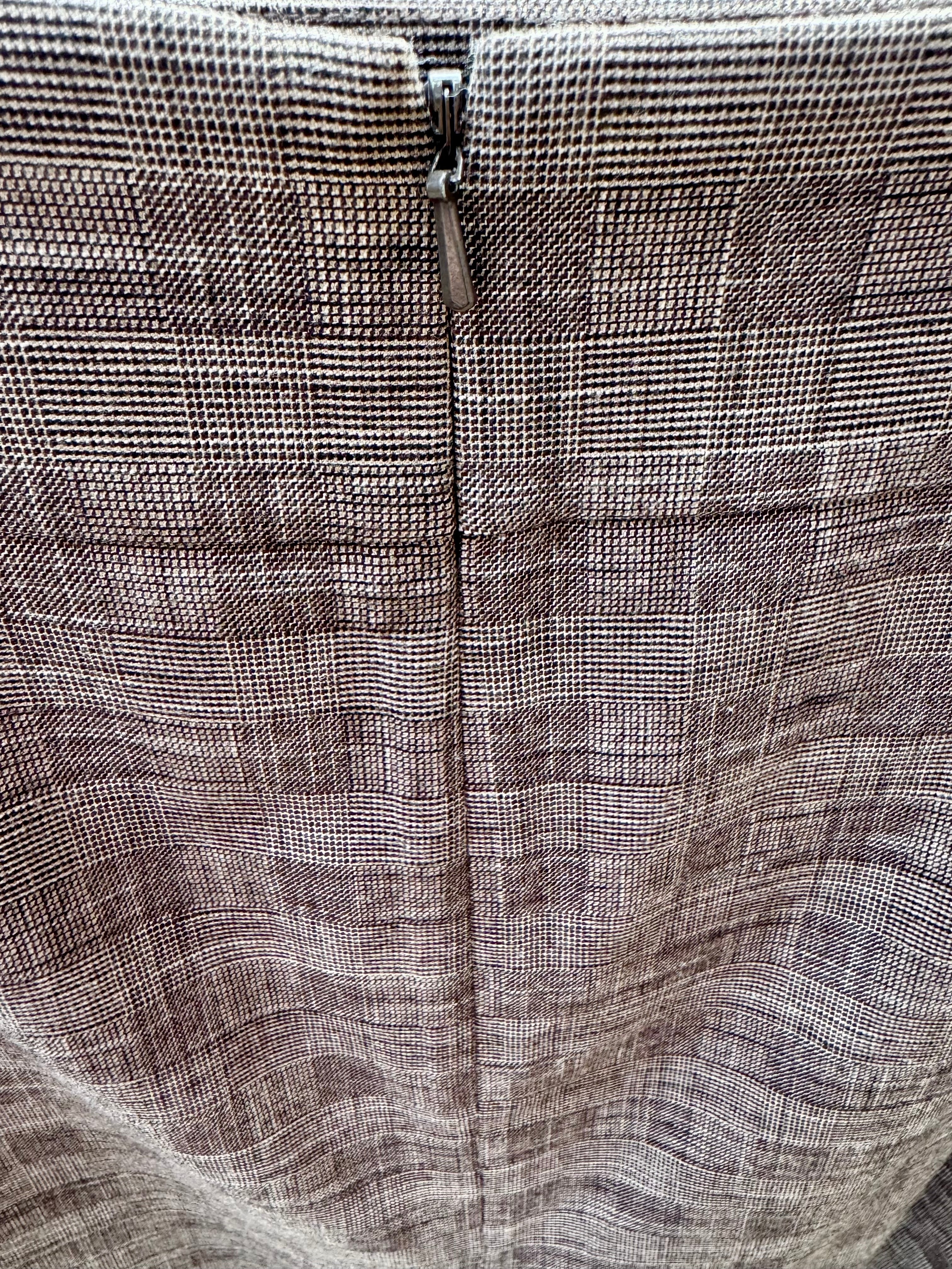 SMART LOOKING STRAIGHT SKIRT - Consigned with VARDO Vintage & Valuables vvvardo.ca