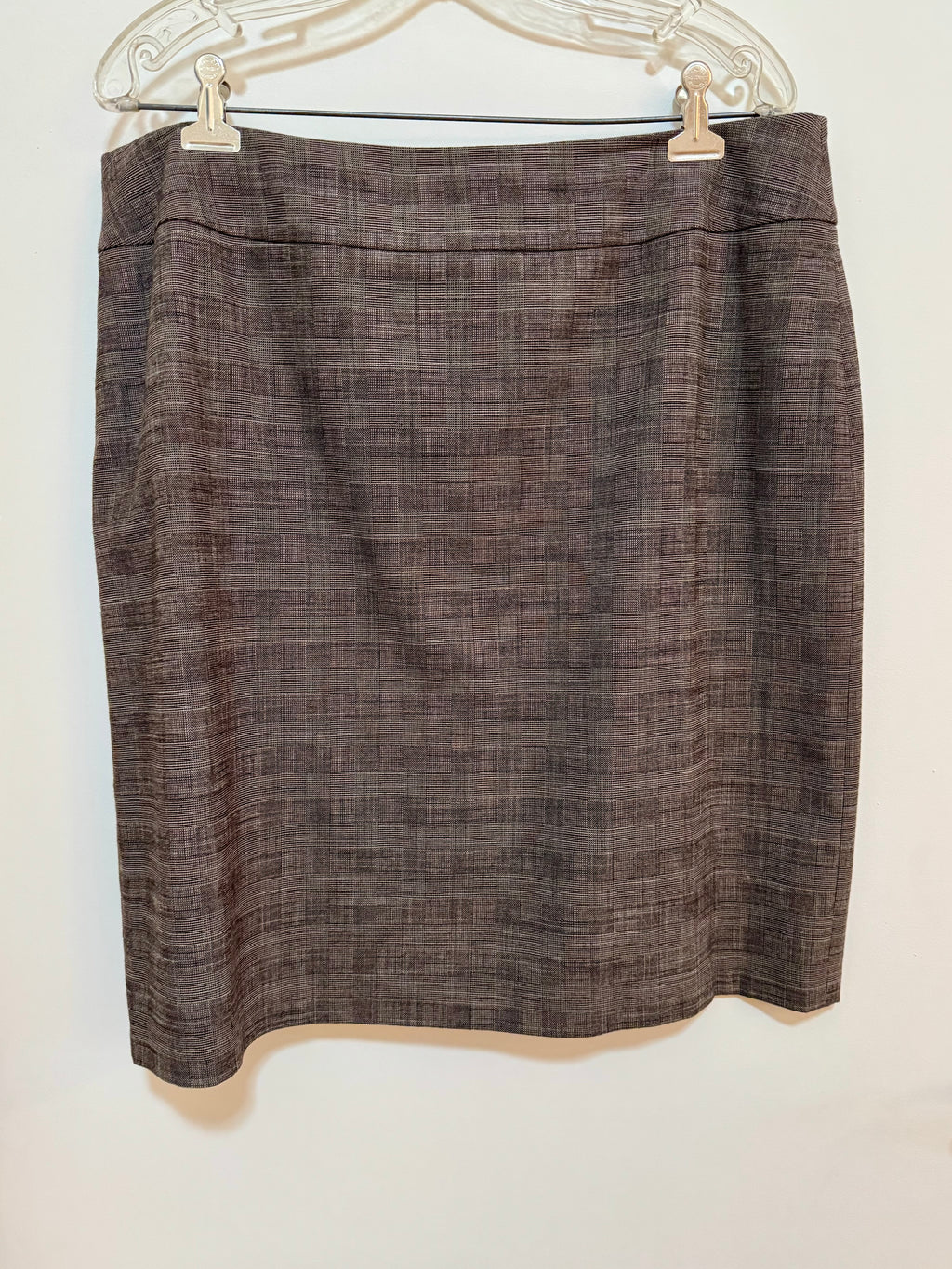 SMART LOOKING STRAIGHT SKIRT - Consigned with VARDO Vintage & Valuables vvvardo.ca
