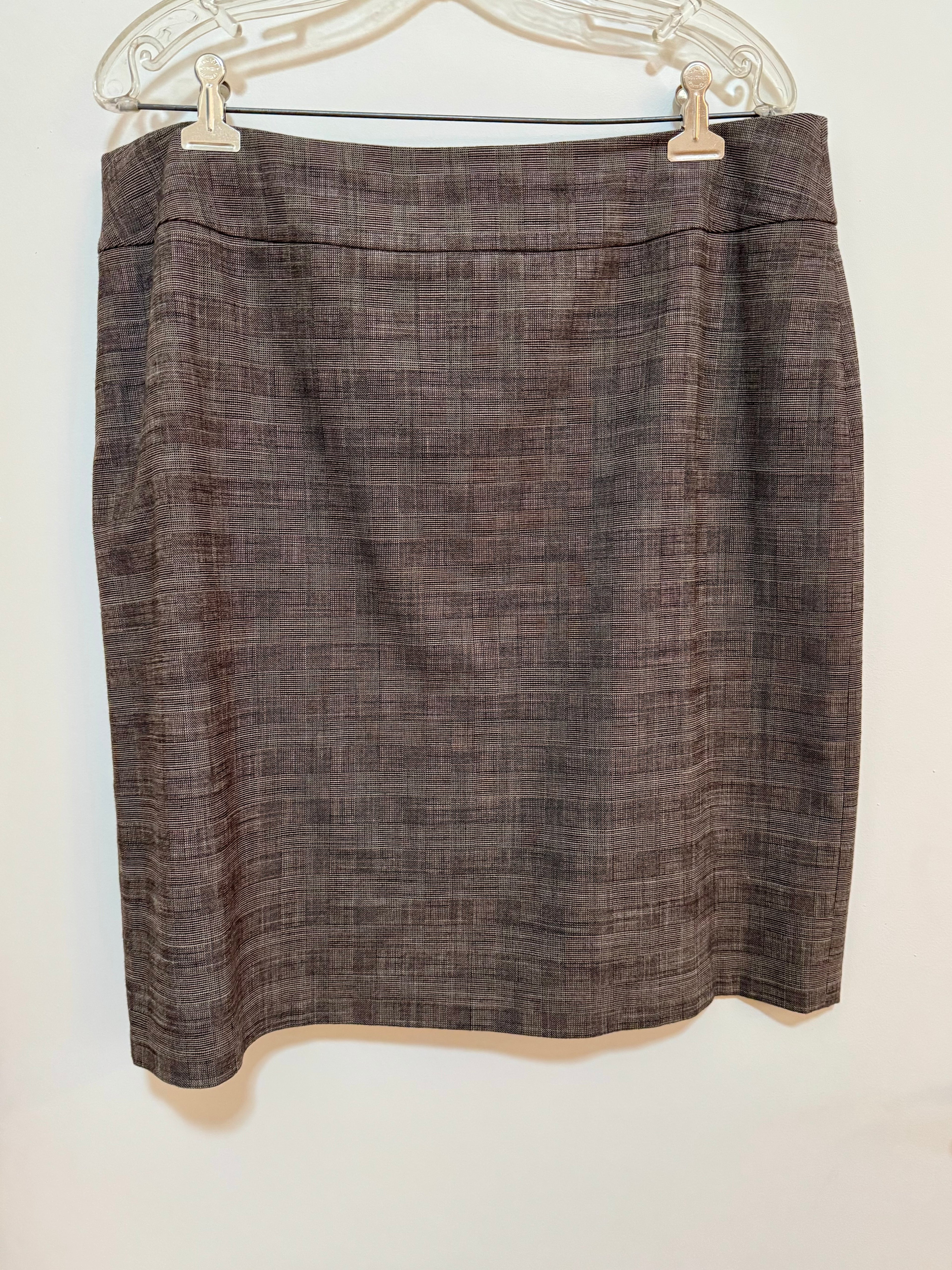 SMART LOOKING STRAIGHT SKIRT - Consigned with VARDO Vintage & Valuables vvvardo.ca