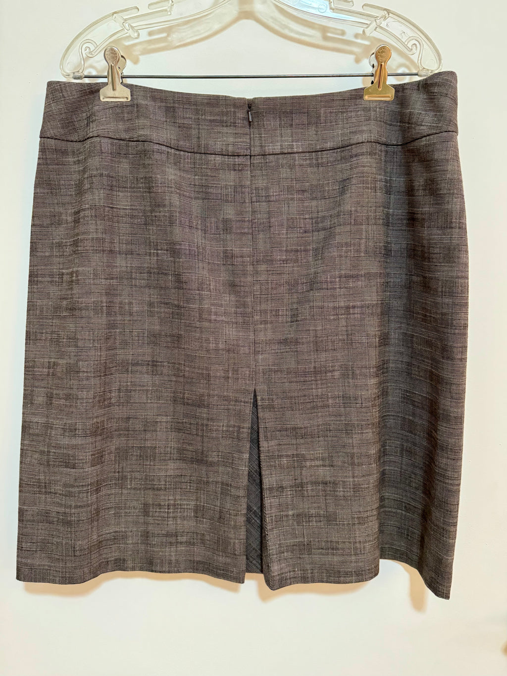 SMART LOOKING STRAIGHT SKIRT - Consigned with VARDO Vintage & Valuables vvvardo.ca