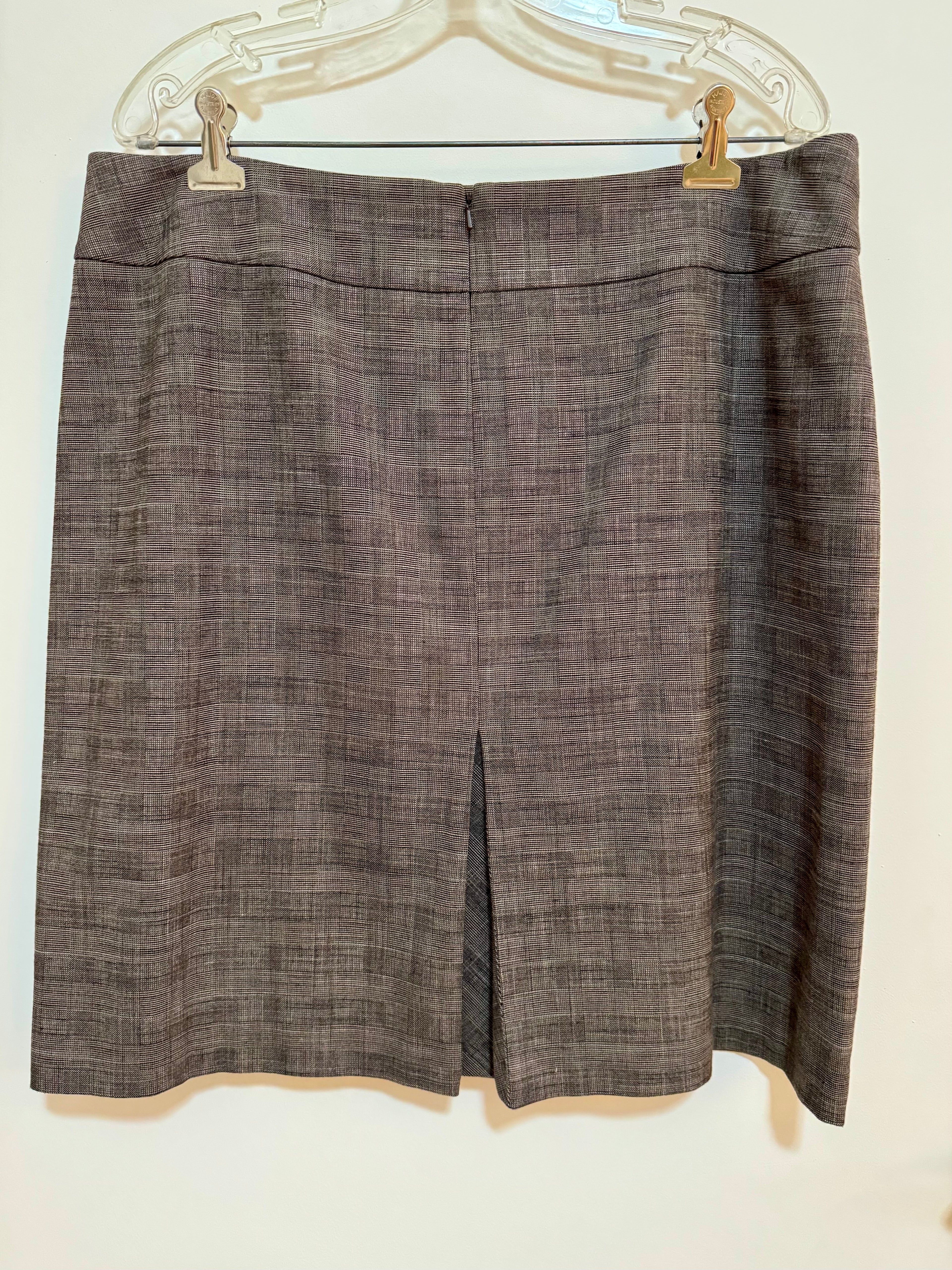 SMART LOOKING STRAIGHT SKIRT - Consigned with VARDO Vintage & Valuables vvvardo.ca