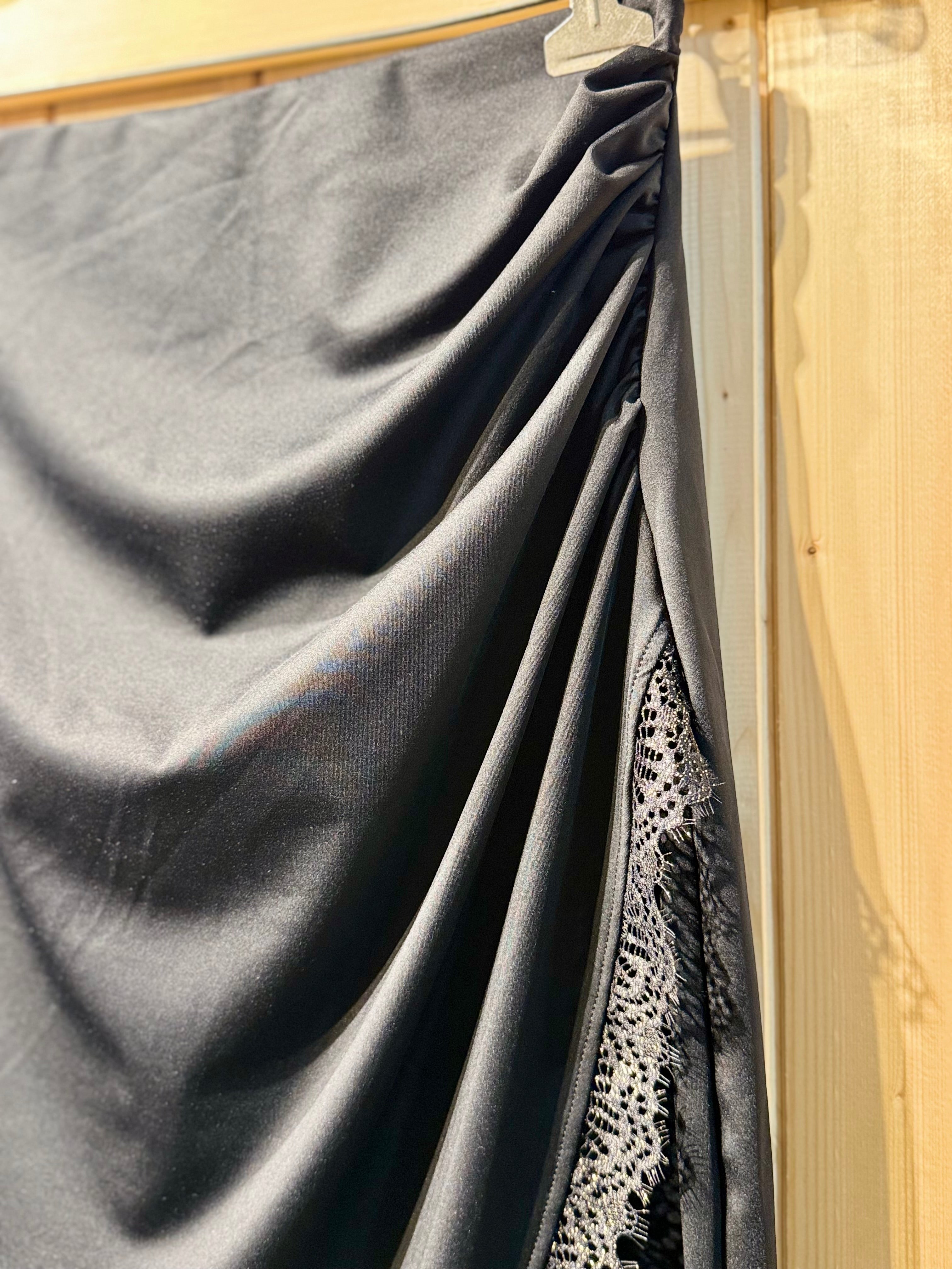 POPILUSH Shapewear Sculpting Midi Skirt  - Consigned with VARDO Vintage & Valuables vvvardo.ca