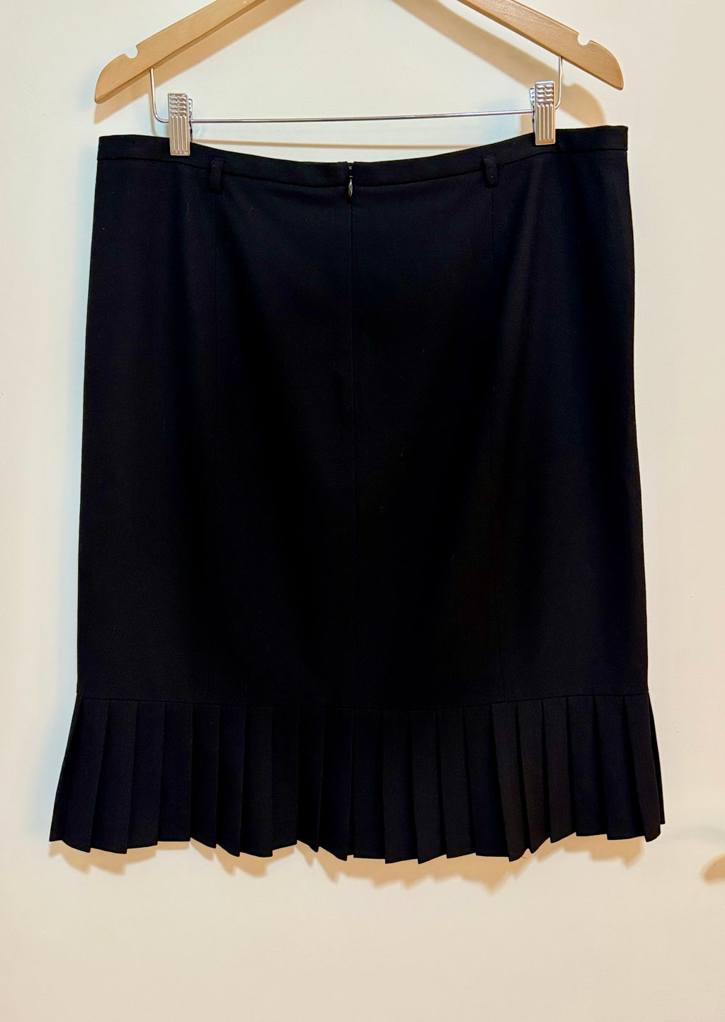 TALBOTS PLEATED HEM WORK SKIRT  - Consigned with VARDO Vintage & Valuables vvvardo.ca