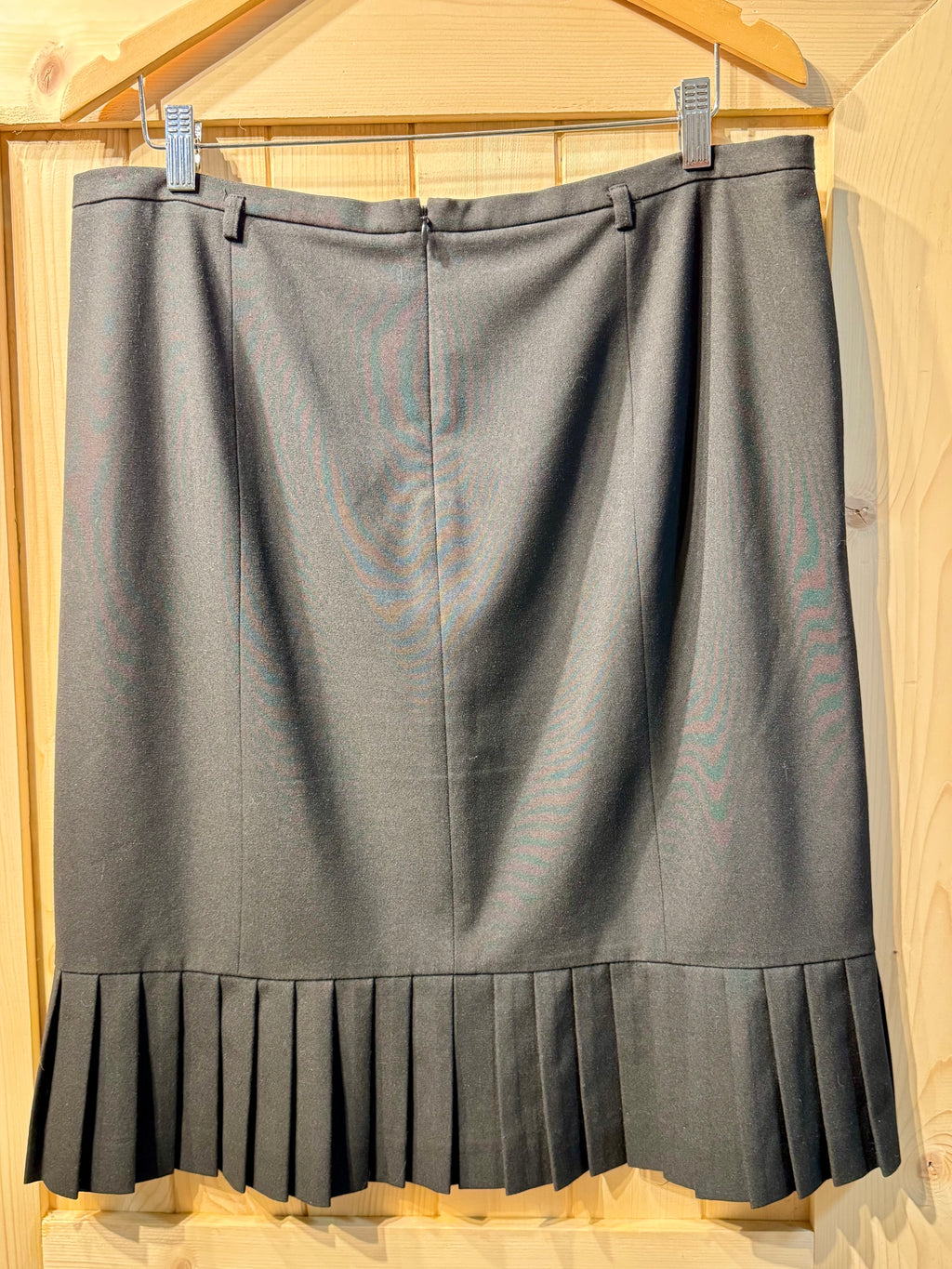 TALBOTS PLEATED HEM WORK SKIRT  - Consigned with VARDO Vintage & Valuables vvvardo.ca