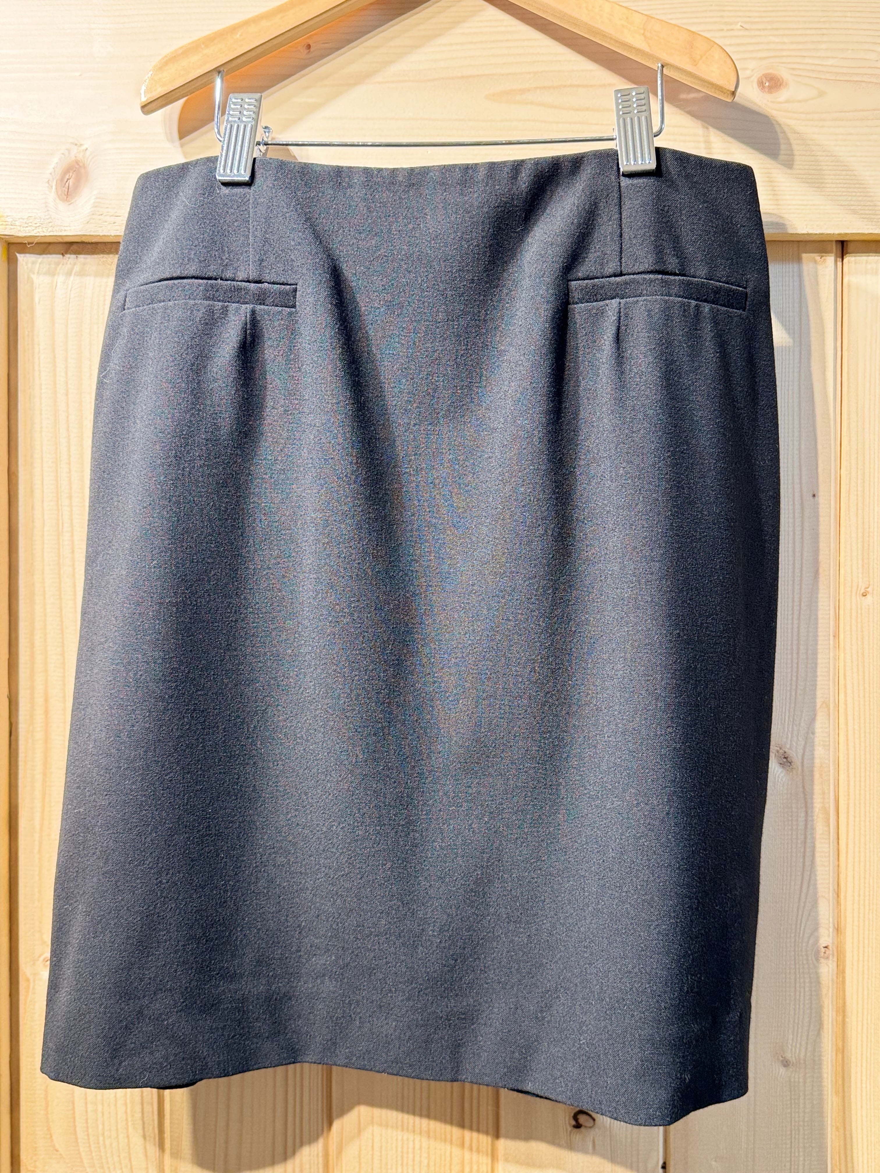 ANN TAYLOR STRETCH SKIRT - Consigned with VARDO Vintage & Valuables vvvardo.ca