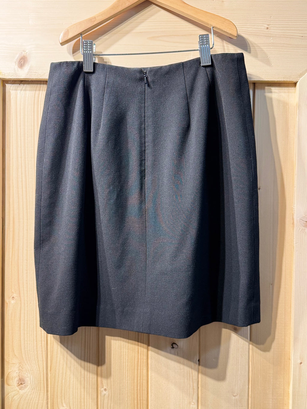 ANN TAYLOR STRETCH SKIRT - Consigned with VARDO Vintage & Valuables vvvardo.ca