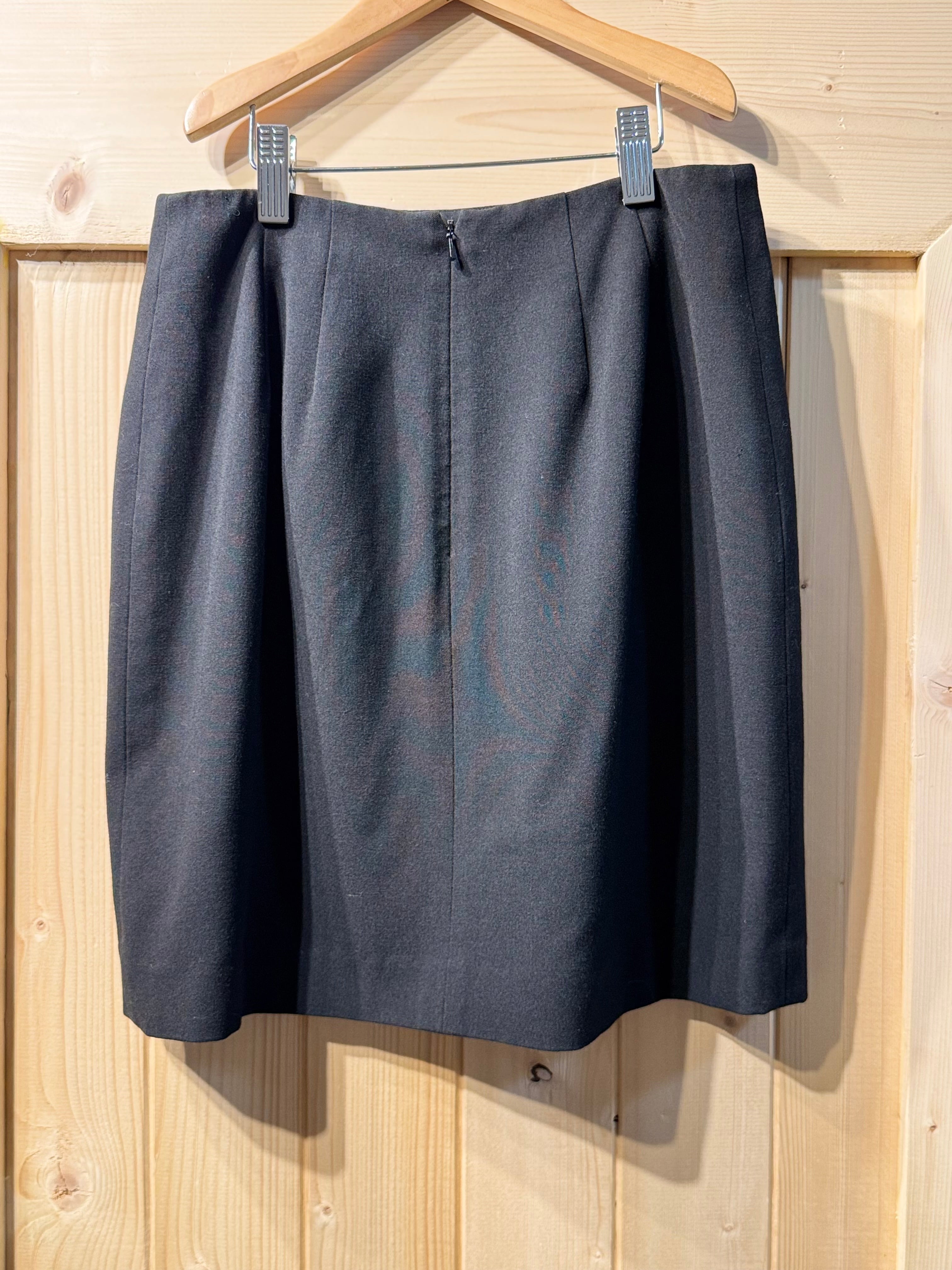 ANN TAYLOR STRETCH SKIRT - Consigned with VARDO Vintage & Valuables vvvardo.ca