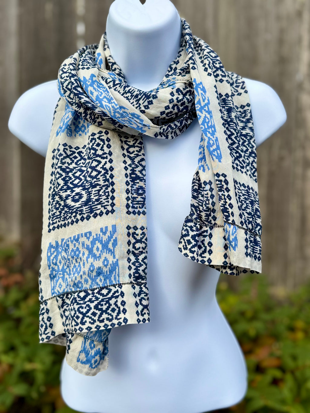 PRINT Scarf with FINISHED EDGES - Consigned with VARDO Vintage & Valuables vvvardo.ca