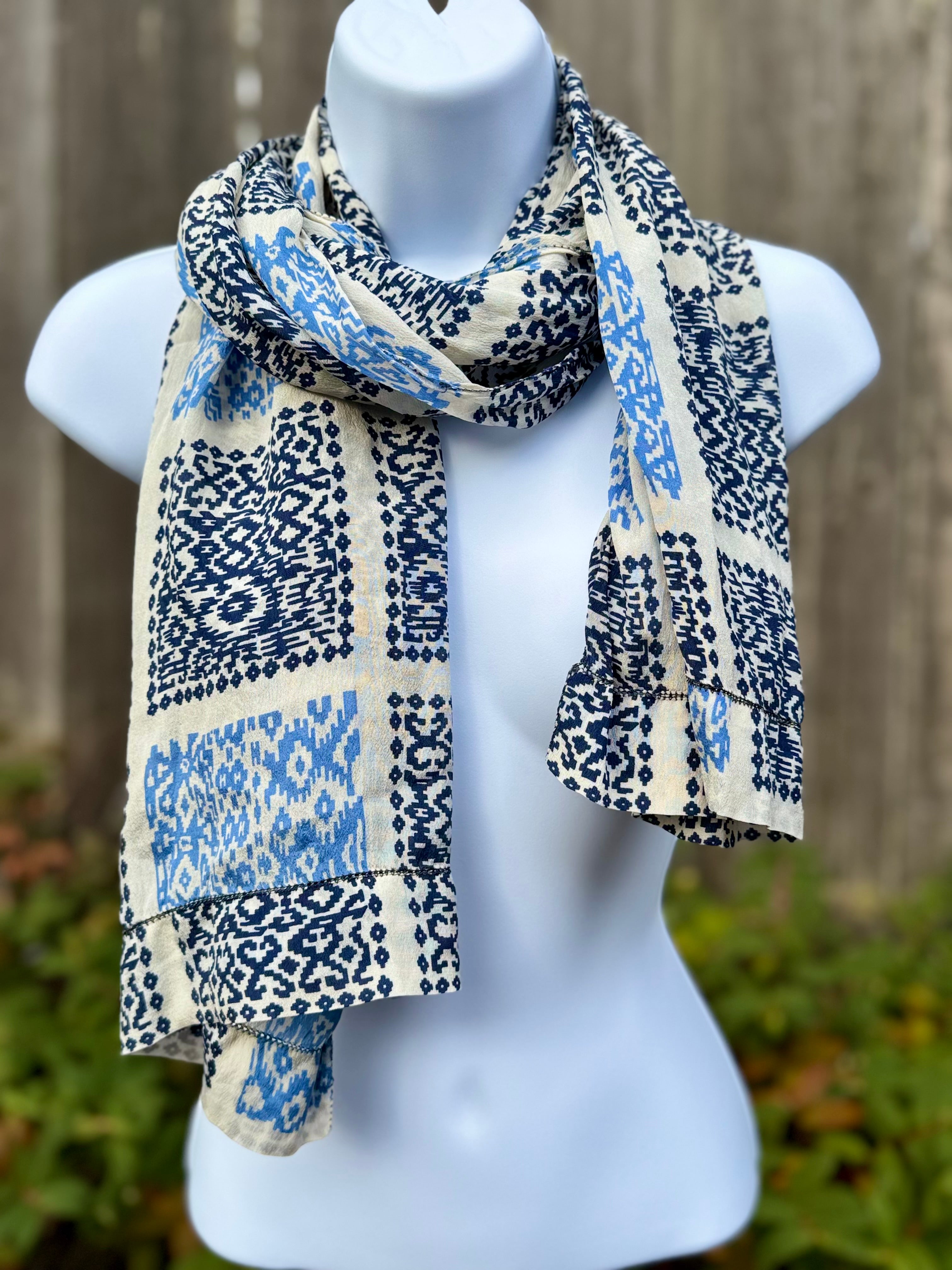 PRINT Scarf with FINISHED EDGES - Consigned with VARDO Vintage & Valuables vvvardo.ca