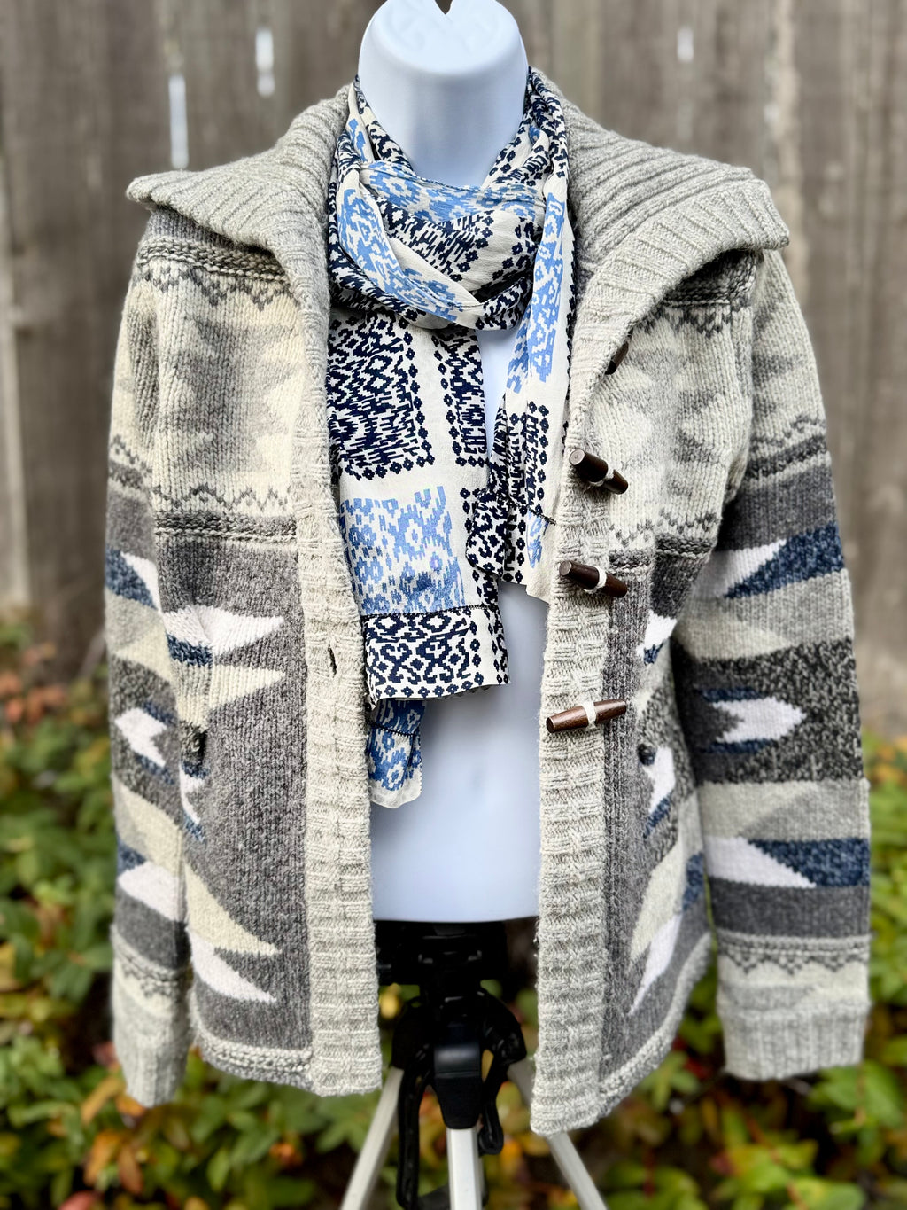 PRINT Scarf with FINISHED EDGES - Consigned with VARDO Vintage & Valuables vvvardo.ca