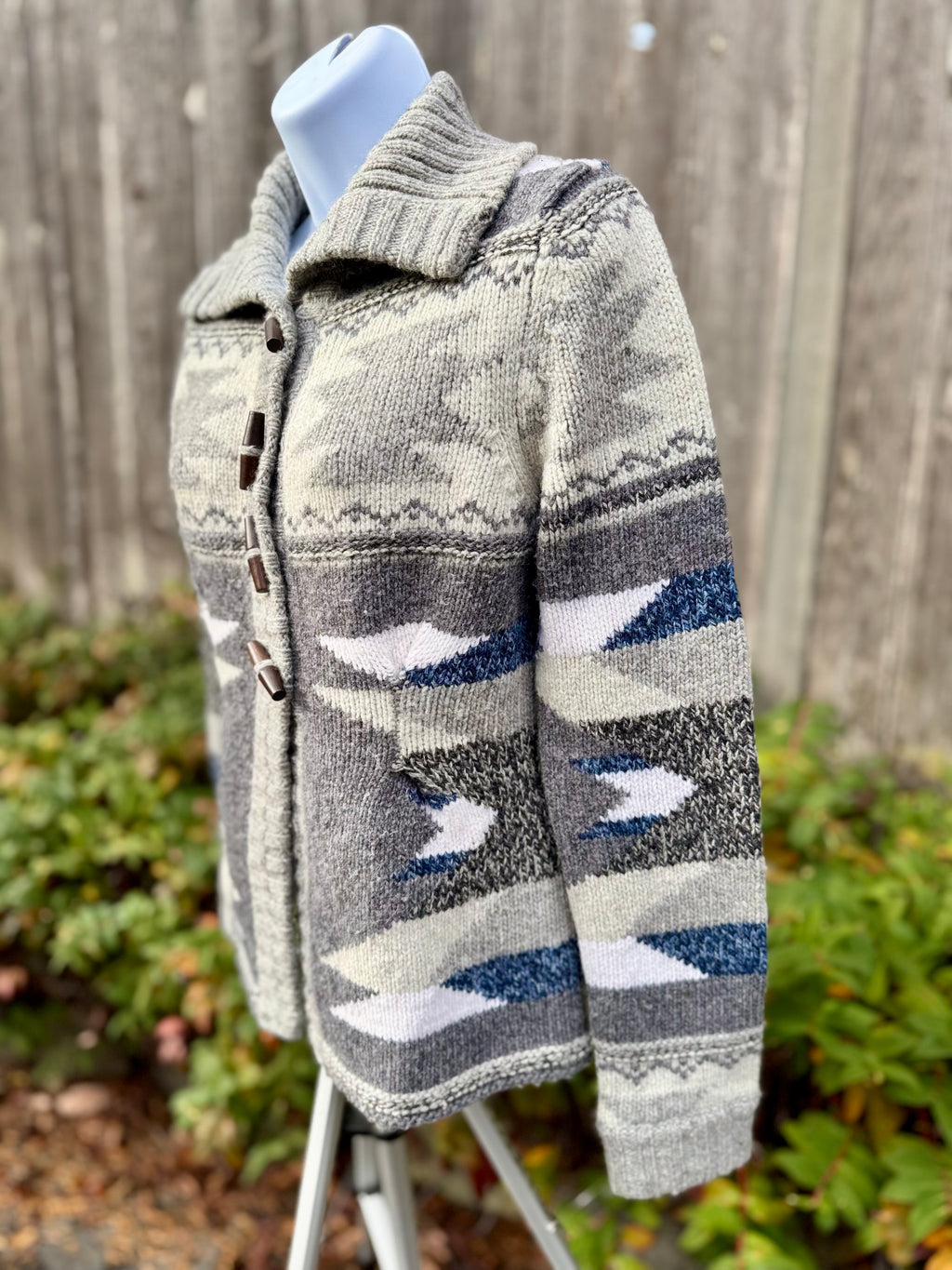EDDIE BAUER CARDIGAN - Consigned with VARDO Vintage & Valuables vvvardo.ca