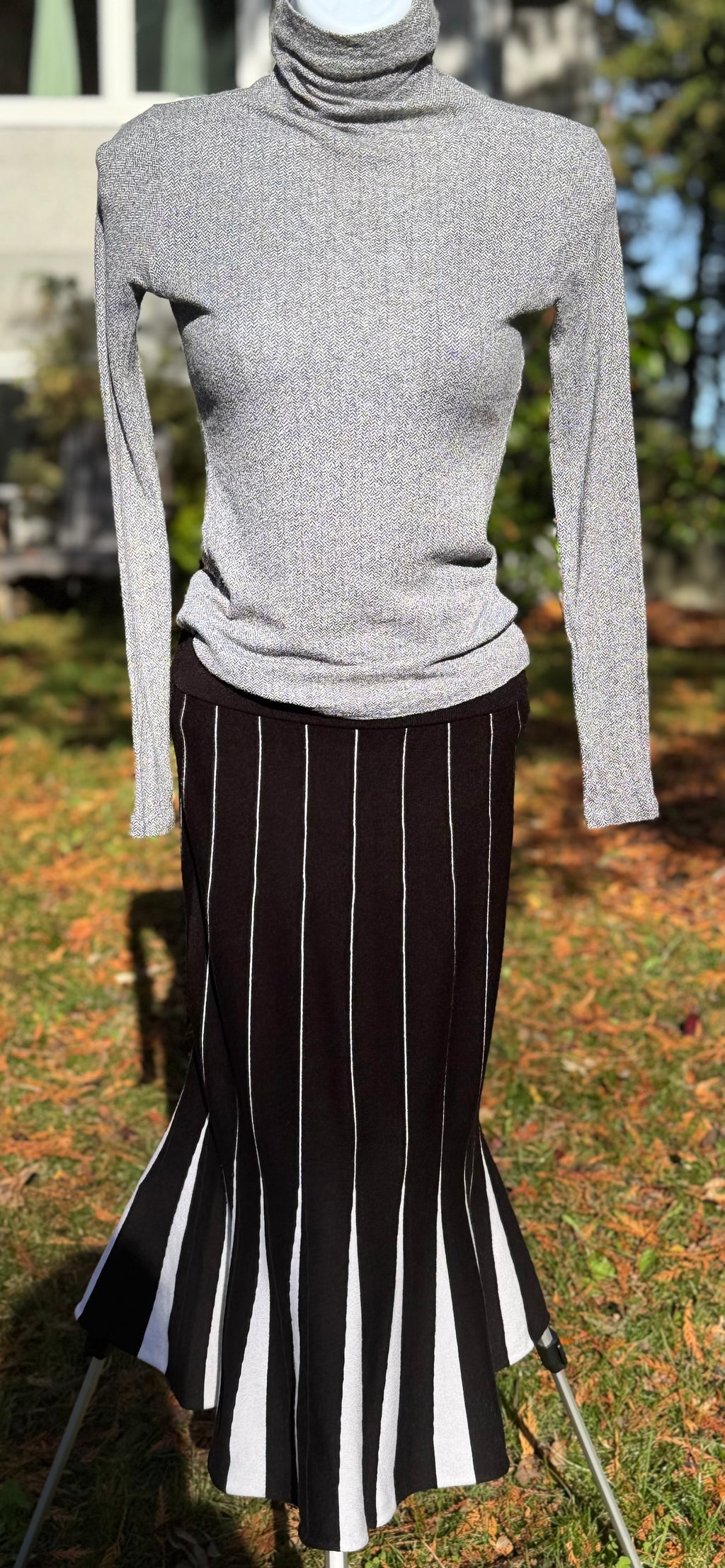 CLUB MONACO MOCK NECK TOP- Consigned with VARDO Vintage & Valuables vvvardo.ca