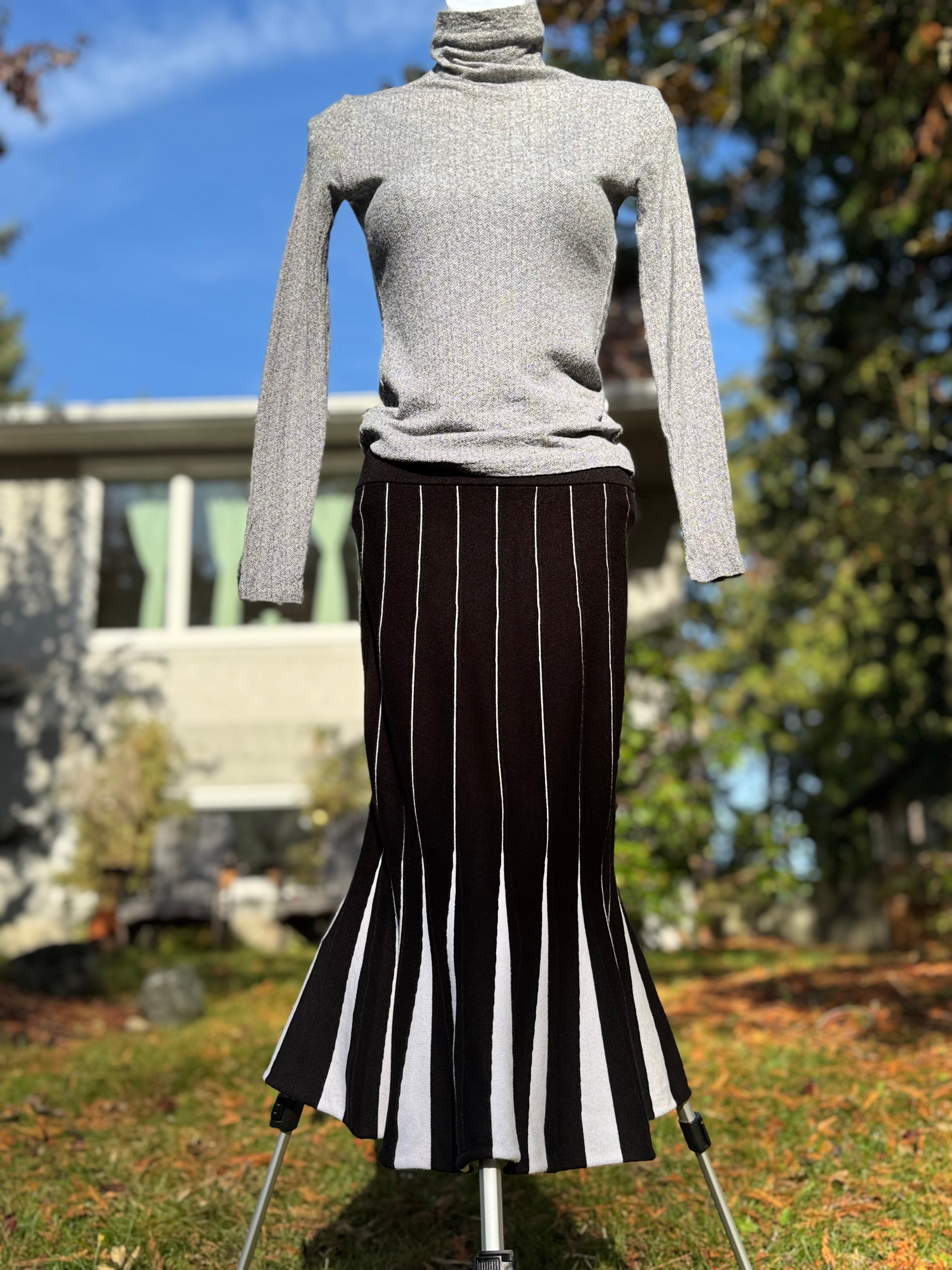 PREMISE Midi colour block TRUMPET MERMAID sweater knit SKIRT- Consigned with VARDO Vintage & Valuables vvvardo.ca