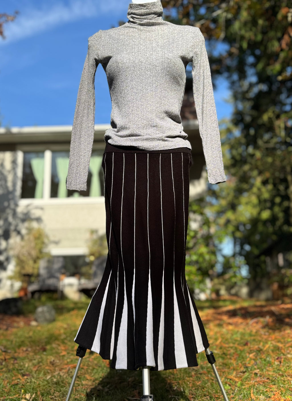 PREMISE Midi colour block TRUMPET MERMAID sweater knit SKIRT- Consigned with VARDO Vintage & Valuables vvvardo.ca
