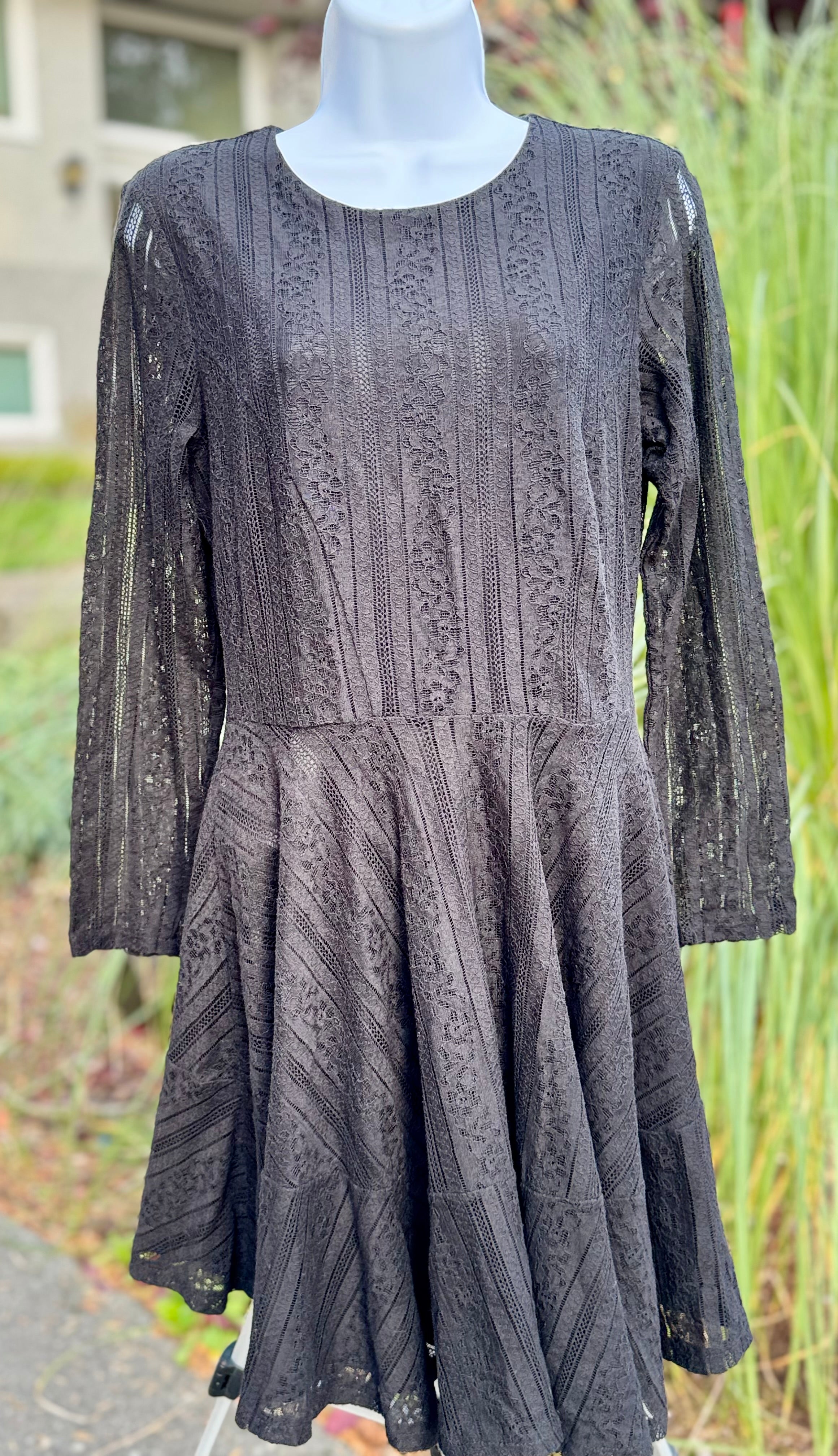 H&M LOG SLEEVE SHIER LACE LINED FLARE SKATER DRESS - Consigned with VARDO Vintage & Valuables vvvardo.ca