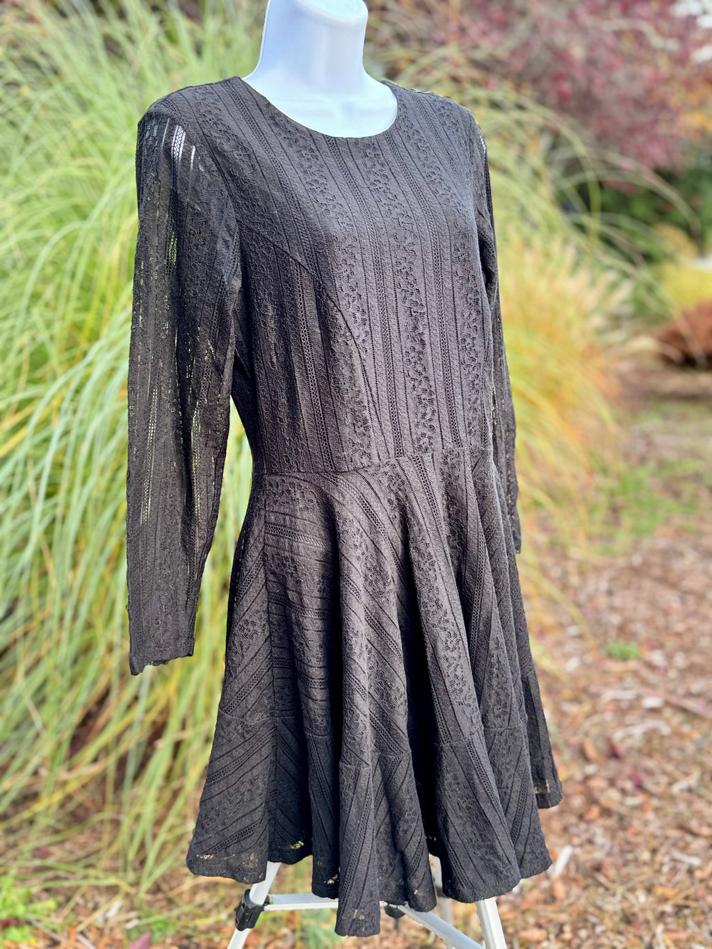 H&M LOG SLEEVE SHIER LACE LINED FLARE SKATER DRESS - Consigned with VARDO Vintage & Valuables vvvardo.ca