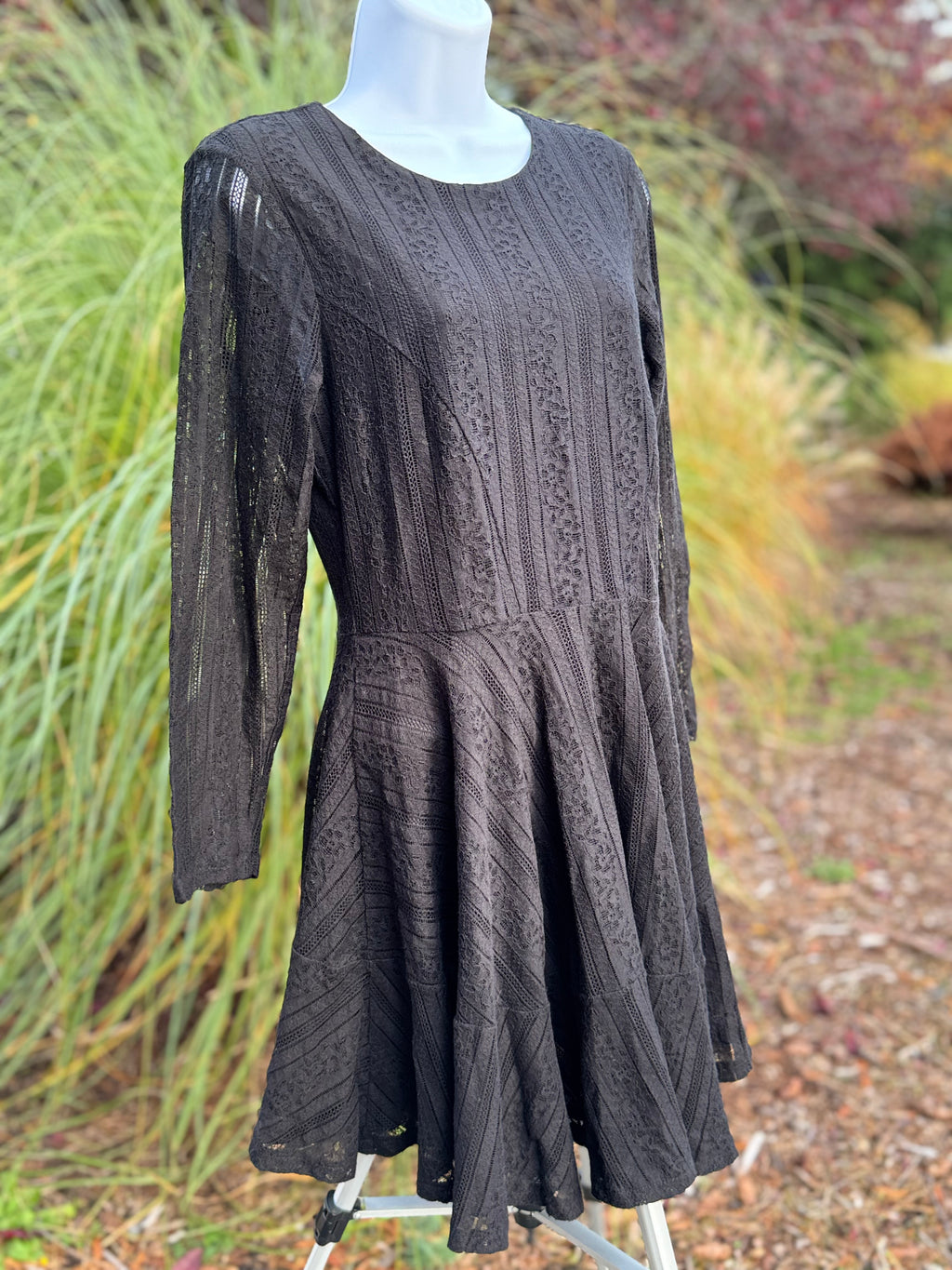 H&M LOG SLEEVE SHIER LACE LINED FLARE SKATER DRESS - Consigned with VARDO Vintage & Valuables vvvardo.ca