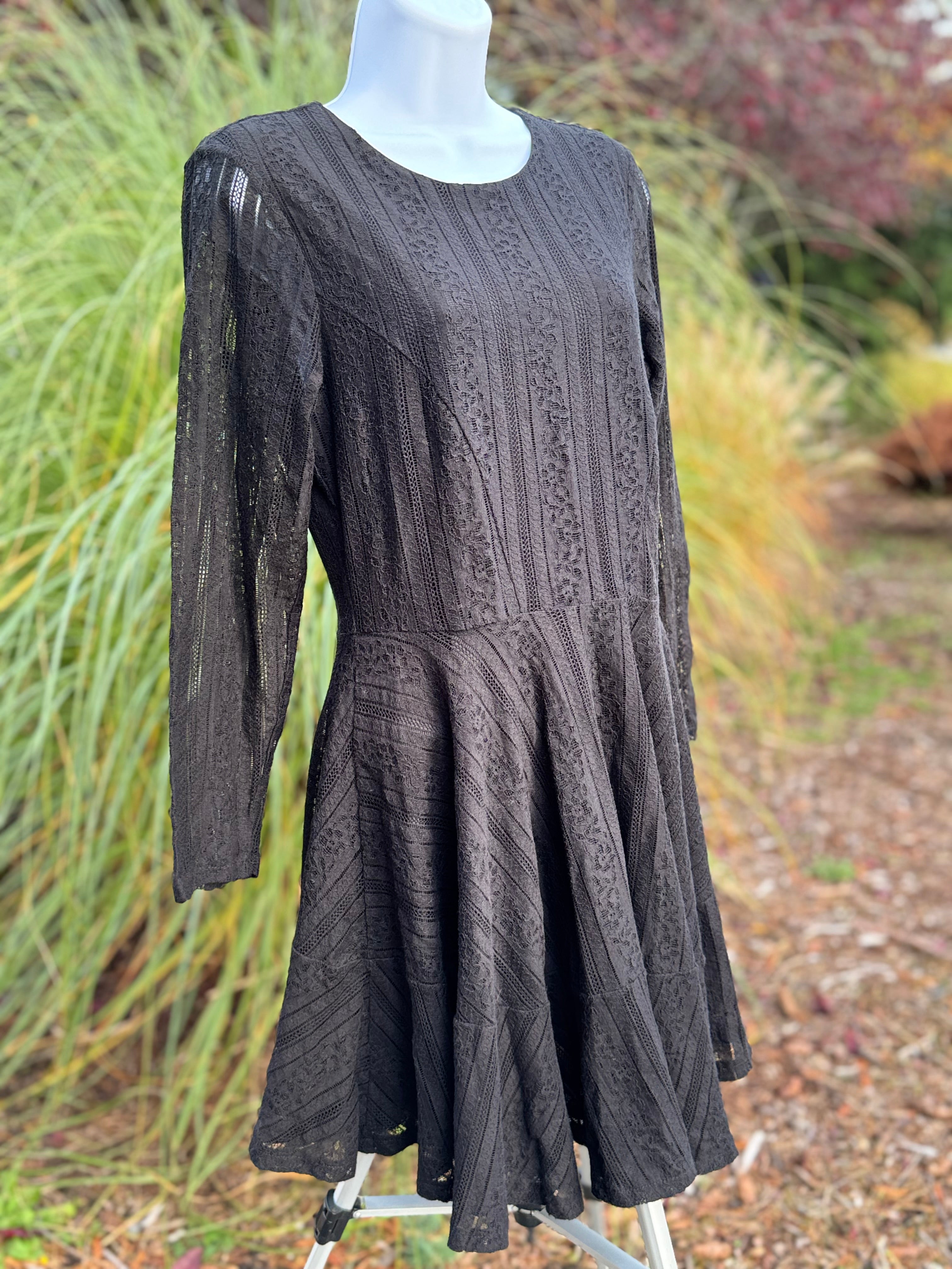 H&M LOG SLEEVE SHIER LACE LINED FLARE SKATER DRESS - Consigned with VARDO Vintage & Valuables vvvardo.ca