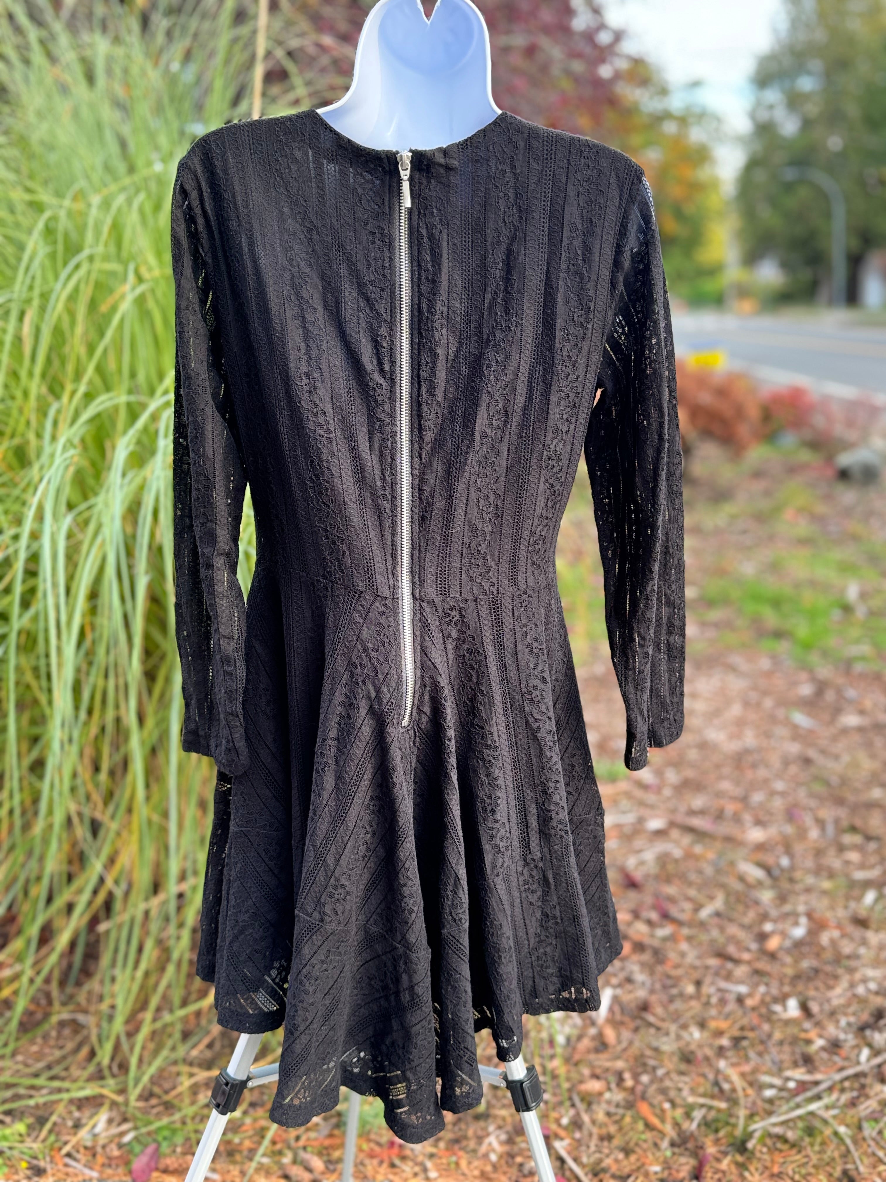 H&M LOG SLEEVE SHIER LACE LINED FLARE SKATER DRESS - Consigned with VARDO Vintage & Valuables vvvardo.ca