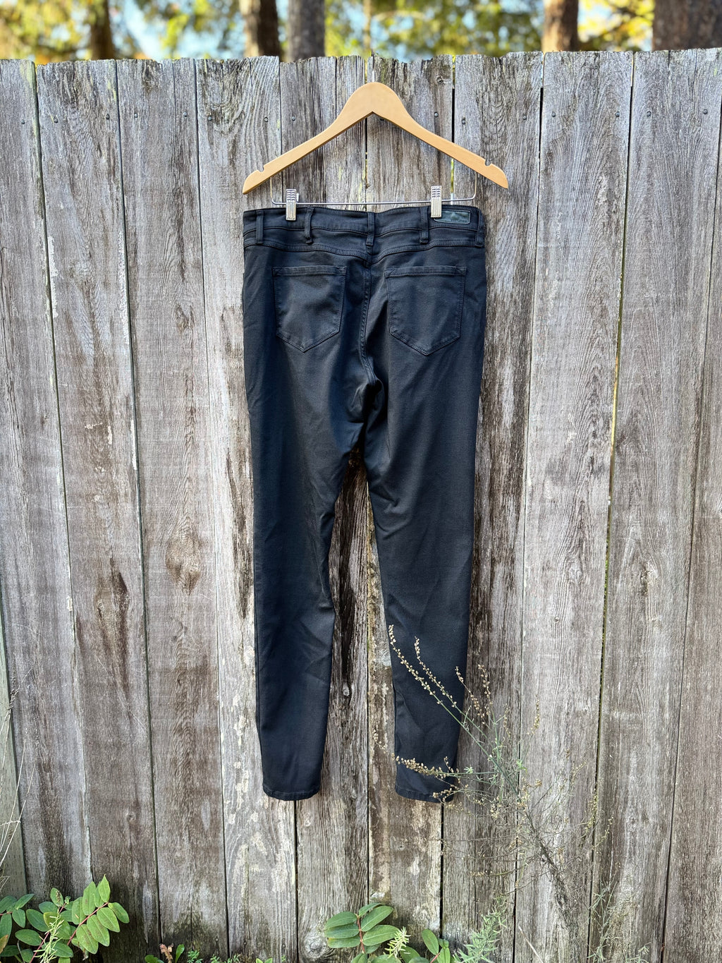 BOOTLEGGER NEVER FADE CURVY SKINNY JEANS - Consigned with VARDO Vintage & Valuables vvvardo.ca