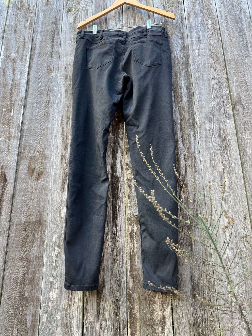 BOOTLEGGER NEVER FADE CURVY SKINNY JEANS - Consigned with VARDO Vintage & Valuables vvvardo.ca
