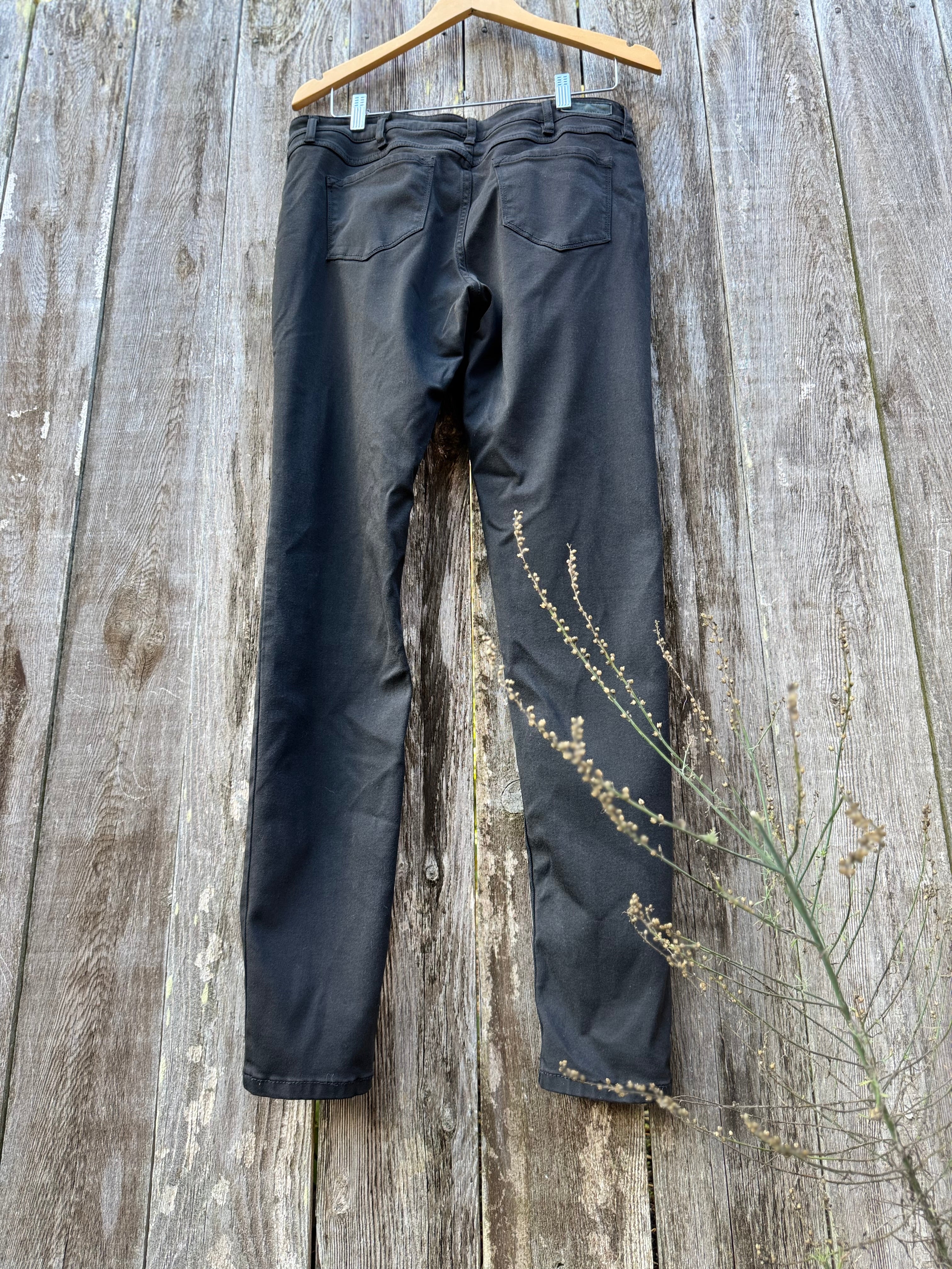 BOOTLEGGER NEVER FADE CURVY SKINNY JEANS - Consigned with VARDO Vintage & Valuables vvvardo.ca