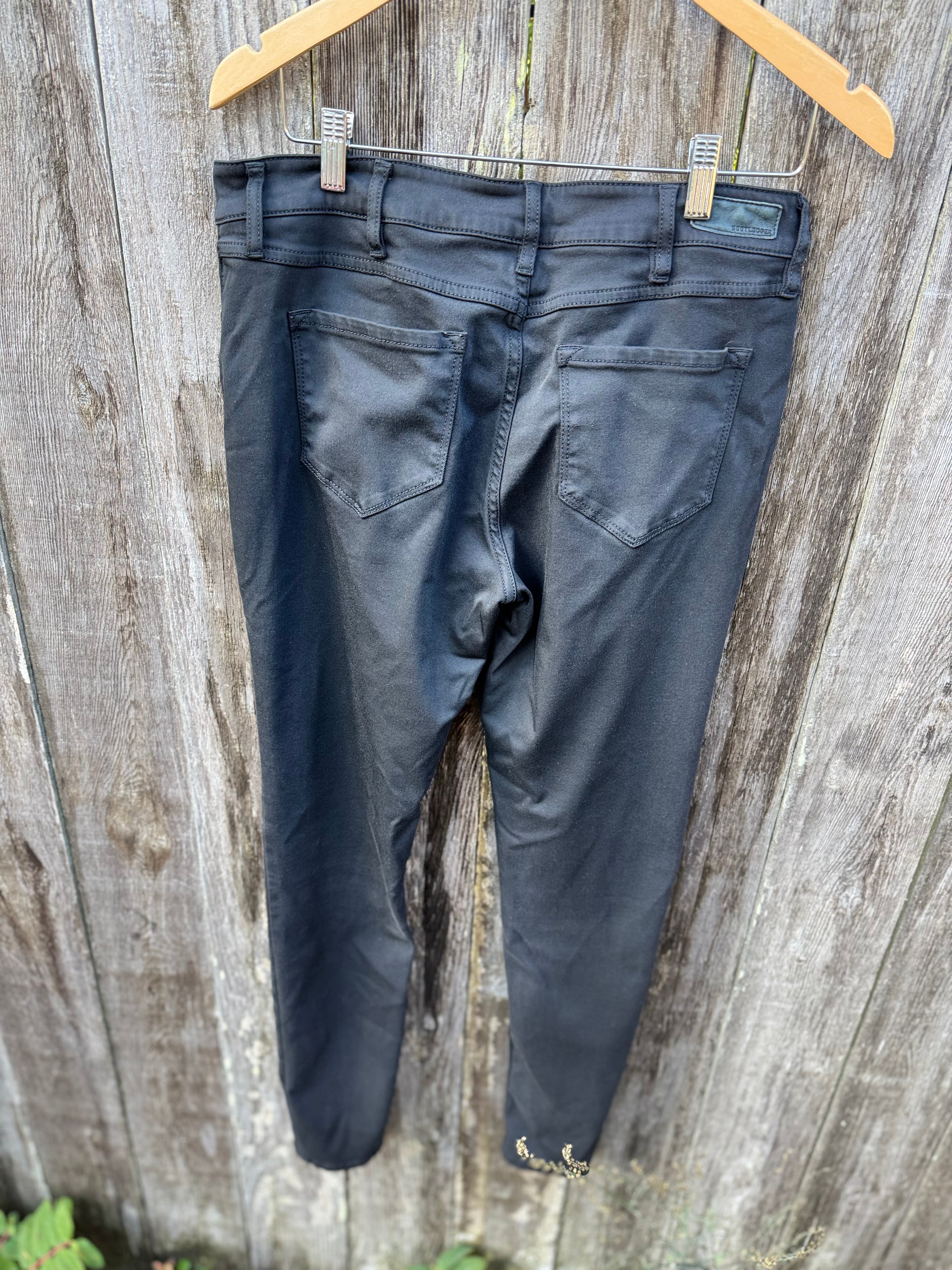 BOOTLEGGER NEVER FADE CURVY SKINNY JEANS - Consigned with VARDO Vintage & Valuables vvvardo.ca