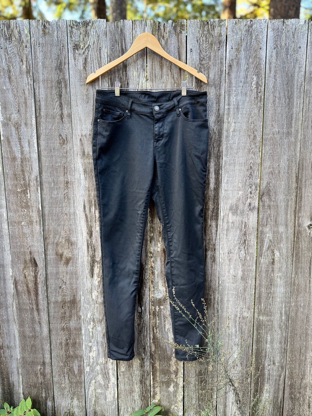 BOOTLEGGER NEVER FADE CURVY SKINNY JEANS - Consigned with VARDO Vintage & Valuables vvvardo.ca