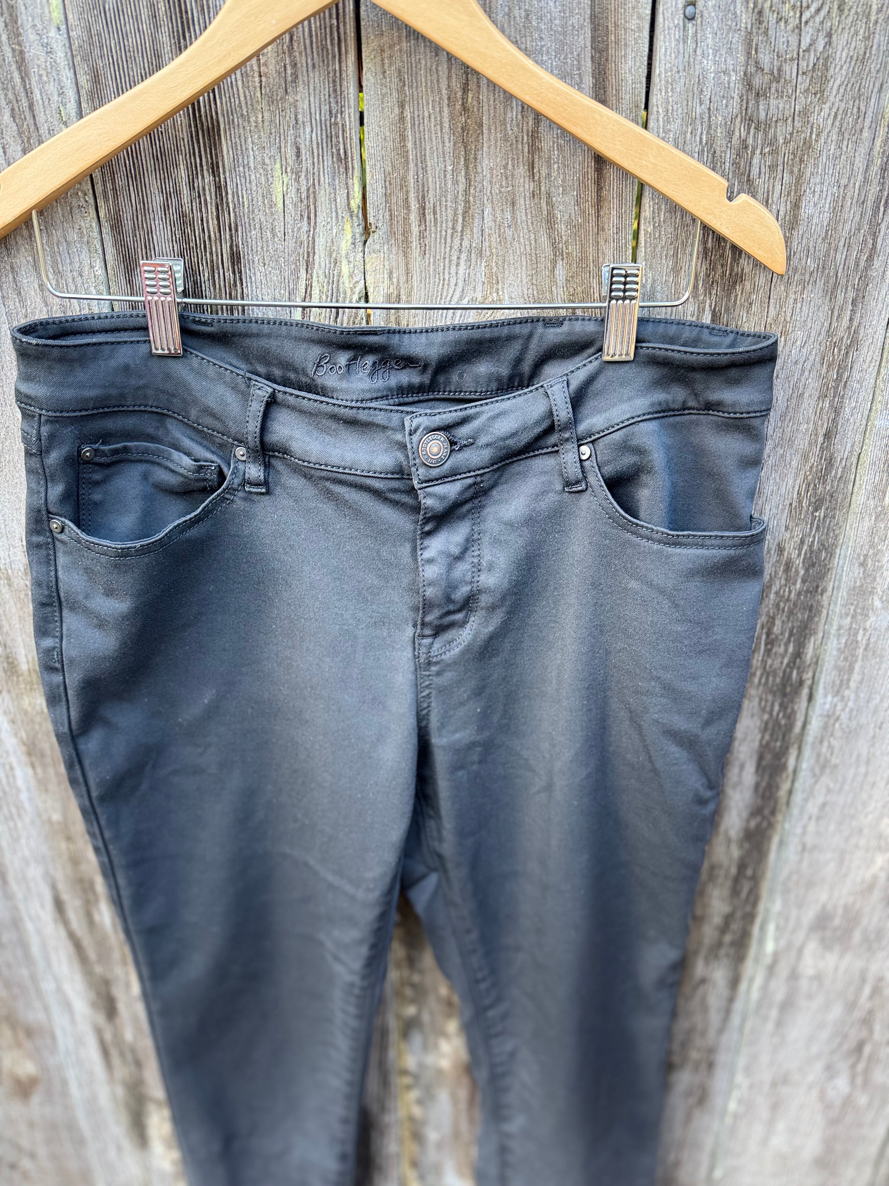 BOOTLEGGER NEVER FADE CURVY SKINNY JEANS - Consigned with VARDO Vintage & Valuables vvvardo.ca