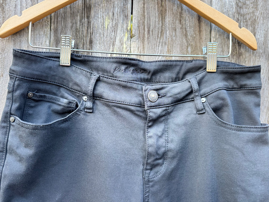 BOOTLEGGER NEVER FADE CURVY SKINNY JEANS - Consigned with VARDO Vintage & Valuables vvvardo.ca