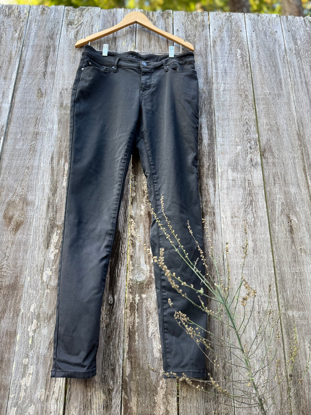 BOOTLEGGER NEVER FADE CURVY SKINNY JEANS - Consigned with VARDO Vintage & Valuables vvvardo.ca
