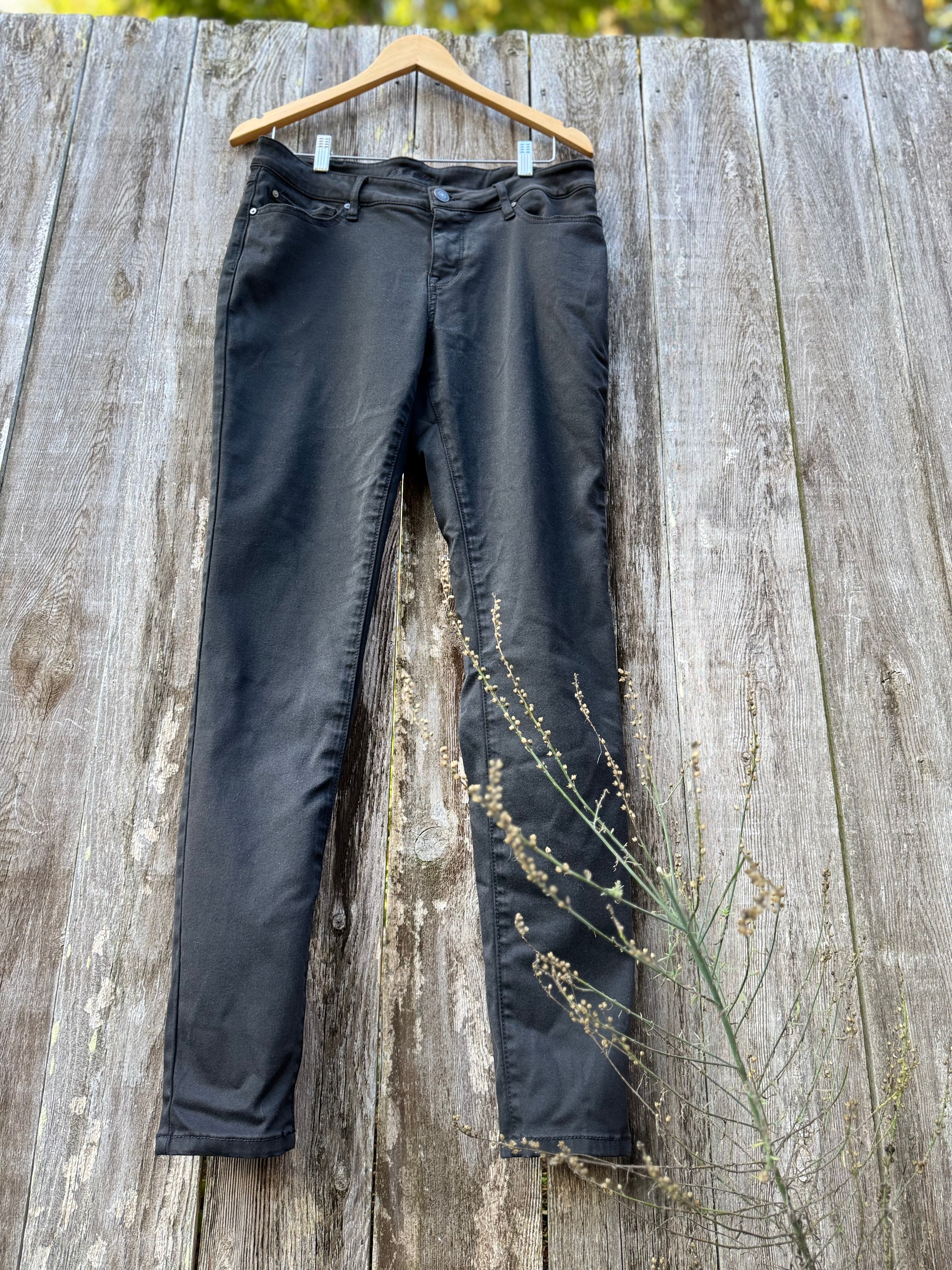BOOTLEGGER NEVER FADE CURVY SKINNY JEANS - Consigned with VARDO Vintage & Valuables vvvardo.ca