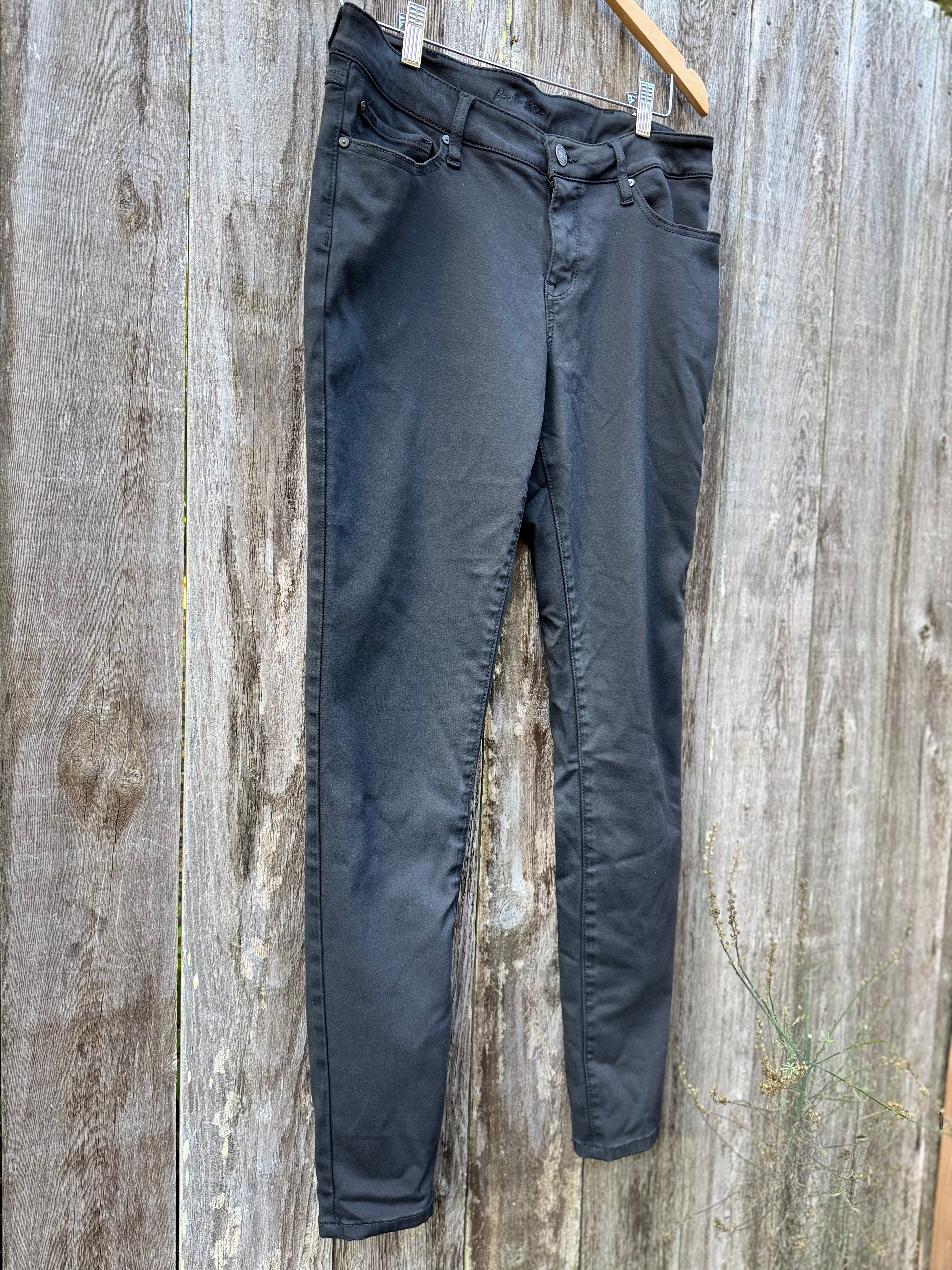 BOOTLEGGER NEVER FADE CURVY SKINNY JEANS - Consigned with VARDO Vintage & Valuables vvvardo.ca