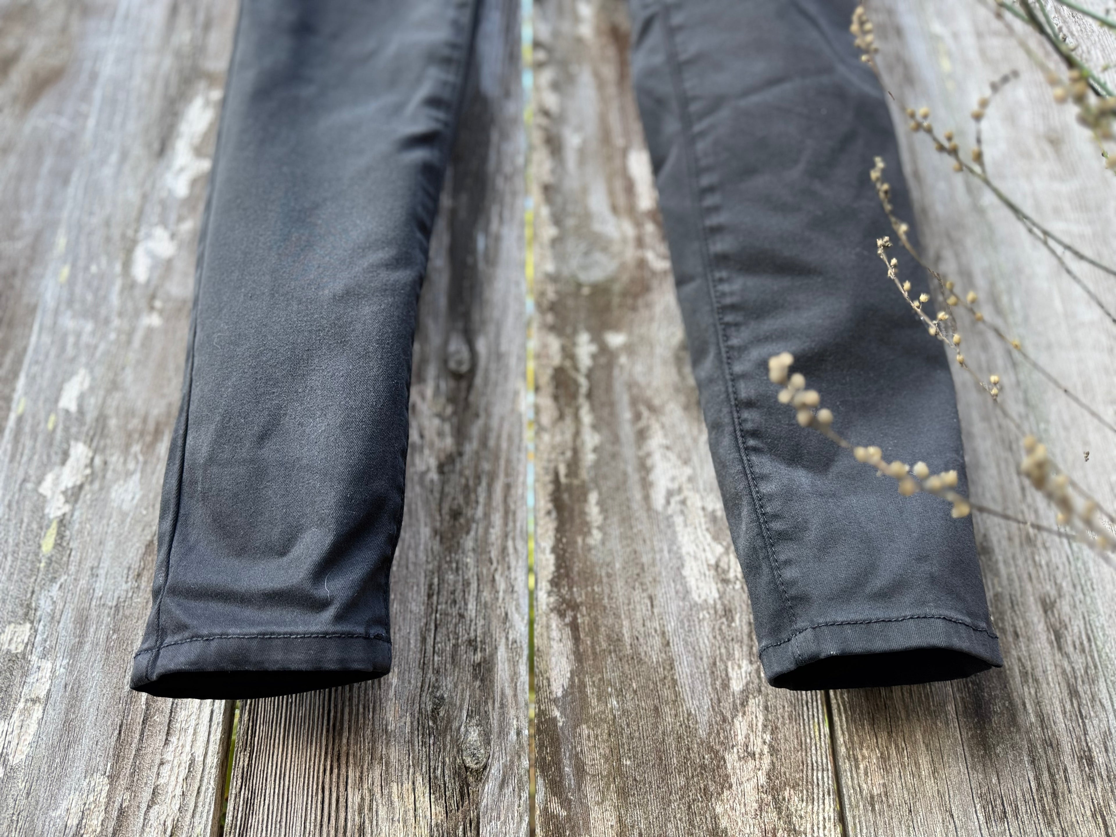 BOOTLEGGER NEVER FADE CURVY SKINNY JEANS - Consigned with VARDO Vintage & Valuables vvvardo.ca