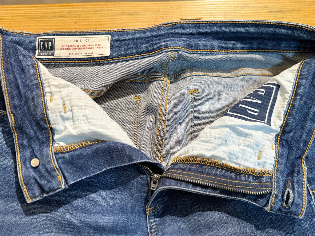GAP 30/10R UNIVERSAL JEGGING HIGH RISE - Consigned with VARDO Vintage & Valuables vvvardo.ca