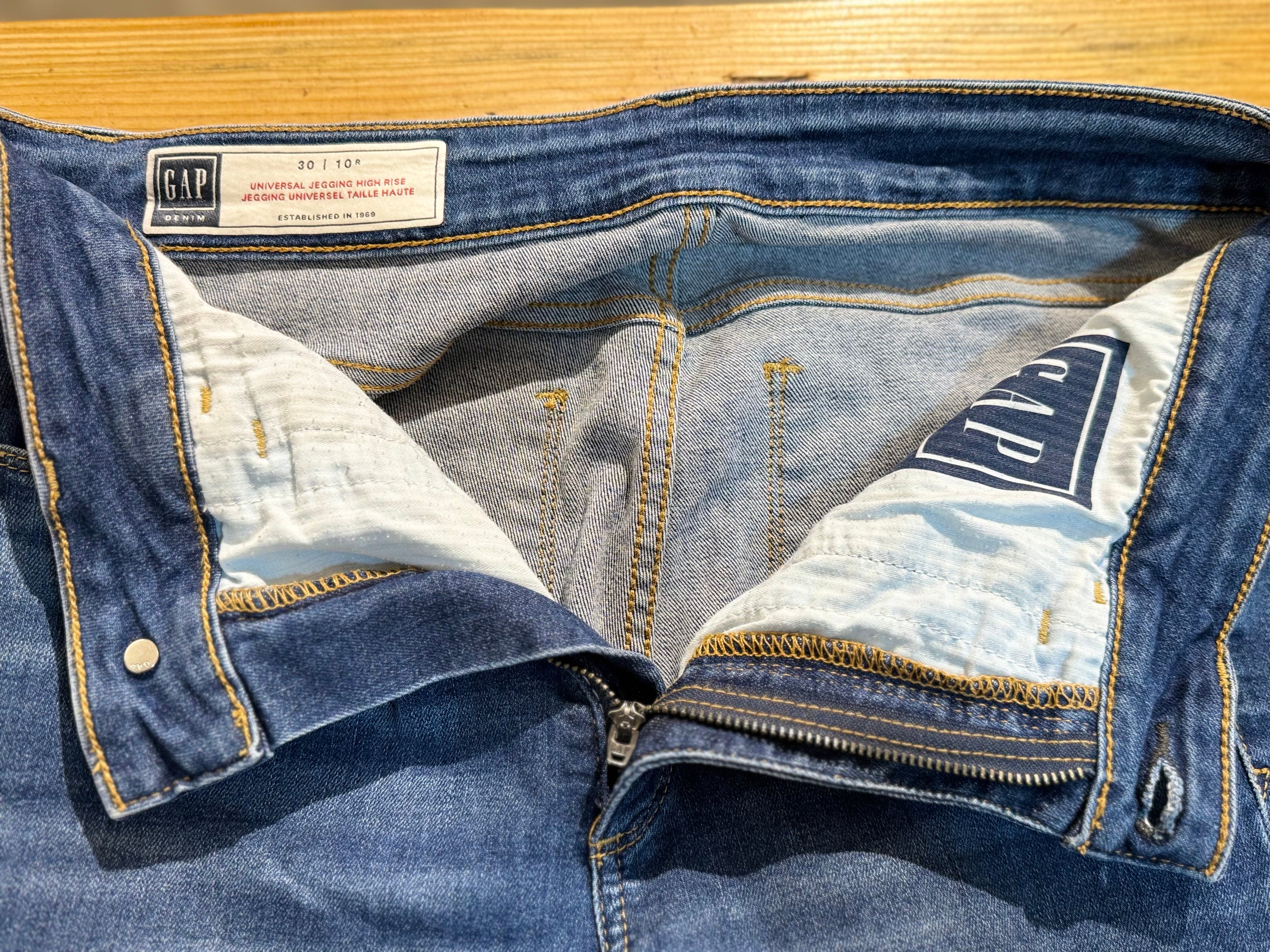 GAP 30/10R UNIVERSAL JEGGING HIGH RISE - Consigned with VARDO Vintage & Valuables vvvardo.ca