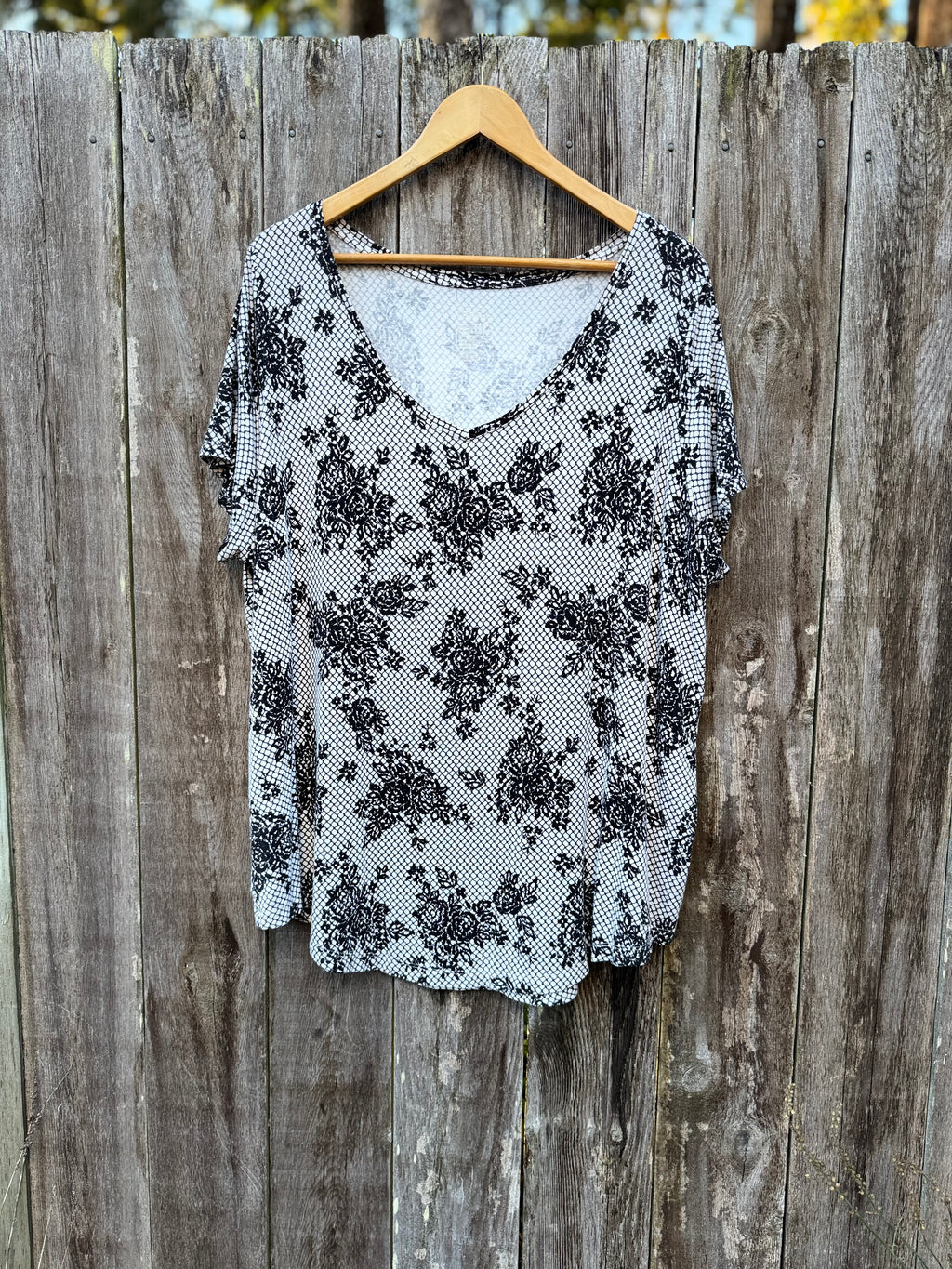 MICHEL STUDIO Modern T-Shirt - Consigned with VARDO Vintage & Valuables vvvardo.ca