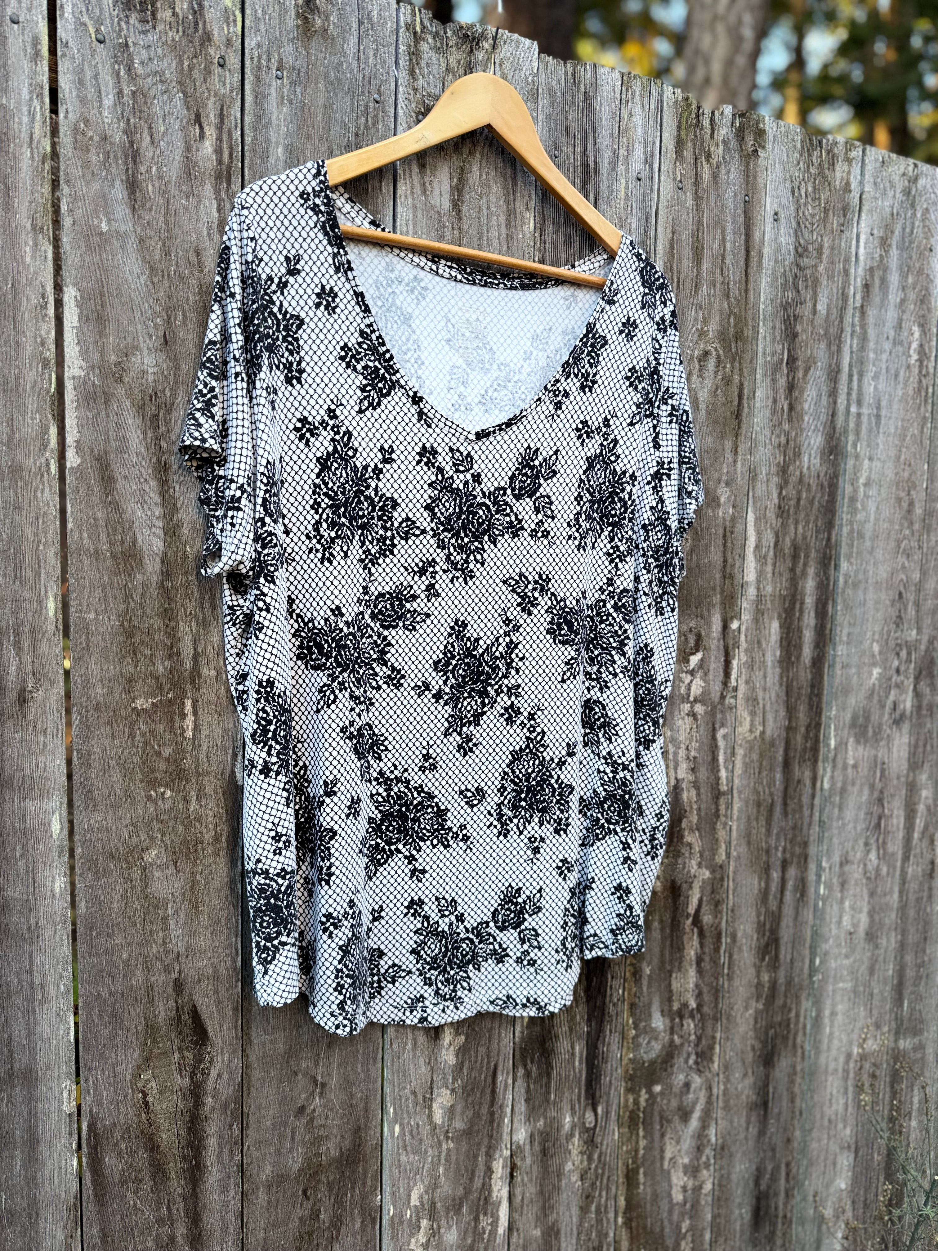 MICHEL STUDIO Modern T-Shirt - Consigned with VARDO Vintage & Valuables vvvardo.ca