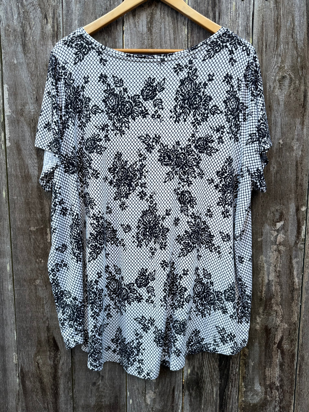 MICHEL STUDIO Modern T-Shirt - Consigned with VARDO Vintage & Valuables vvvardo.ca