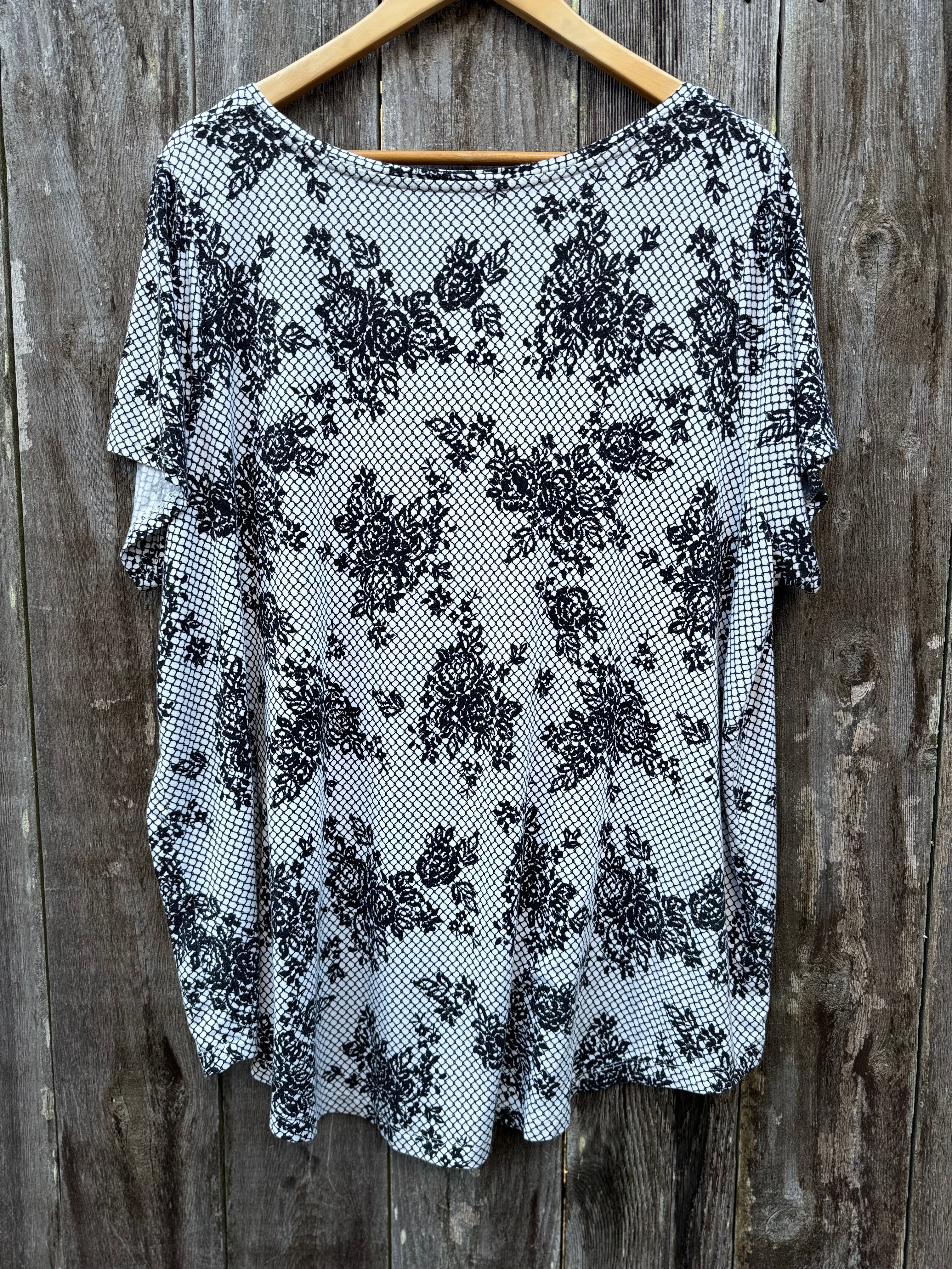 MICHEL STUDIO Modern T-Shirt - Consigned with VARDO Vintage & Valuables vvvardo.ca