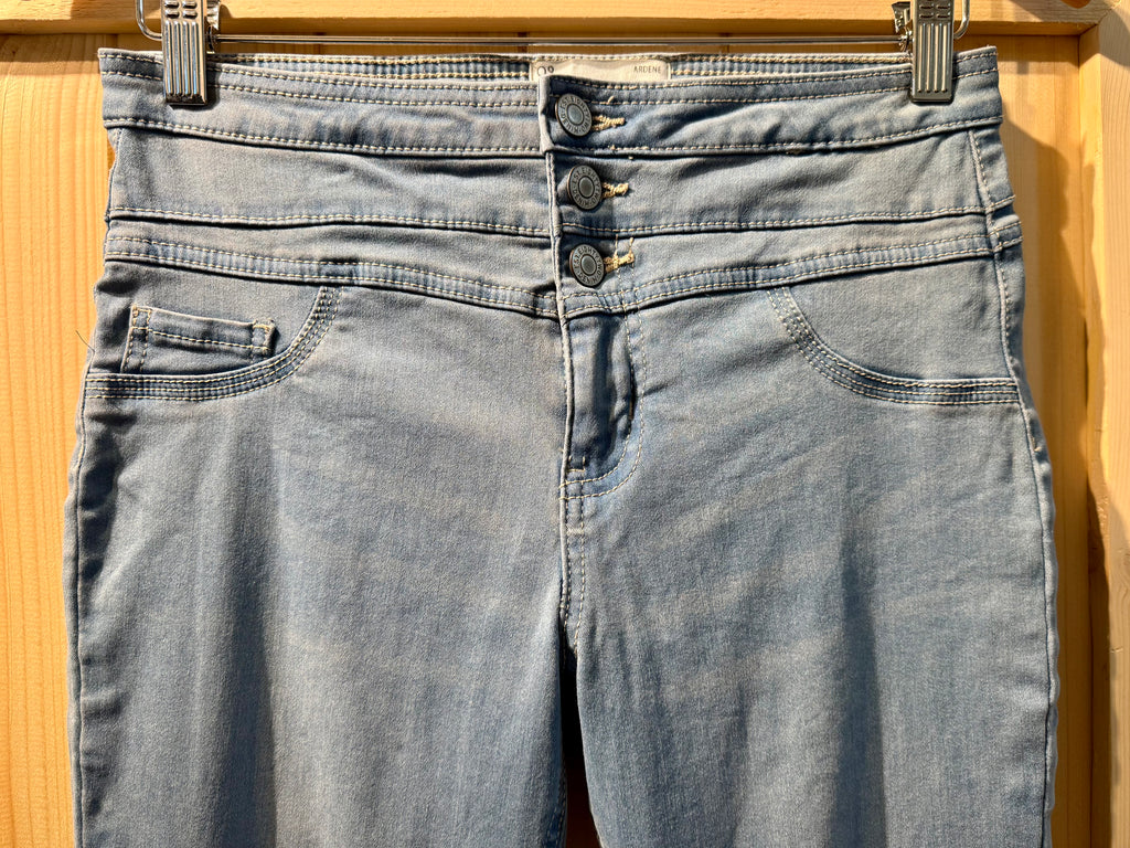 ARDENE HIGH RISE 3-BUTTON JEGGINGS - Consigned with VARDO Vintage & Valuables vvvardo.ca