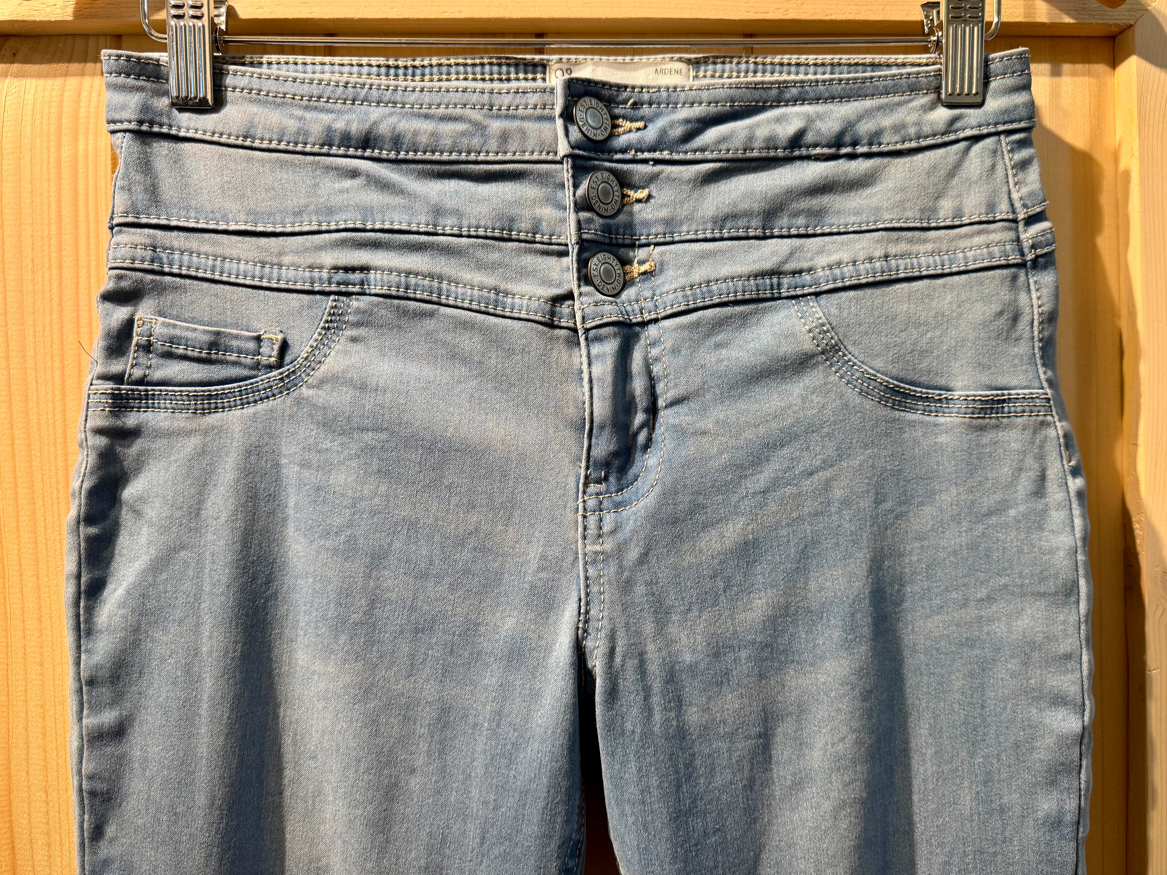 ARDENE HIGH RISE 3-BUTTON JEGGINGS - Consigned with VARDO Vintage & Valuables vvvardo.ca